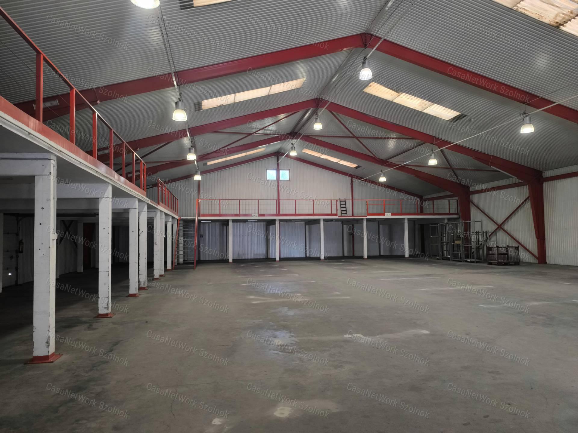 Szolnok belterületén 1501 m2-es csarnok raktár kiadó!