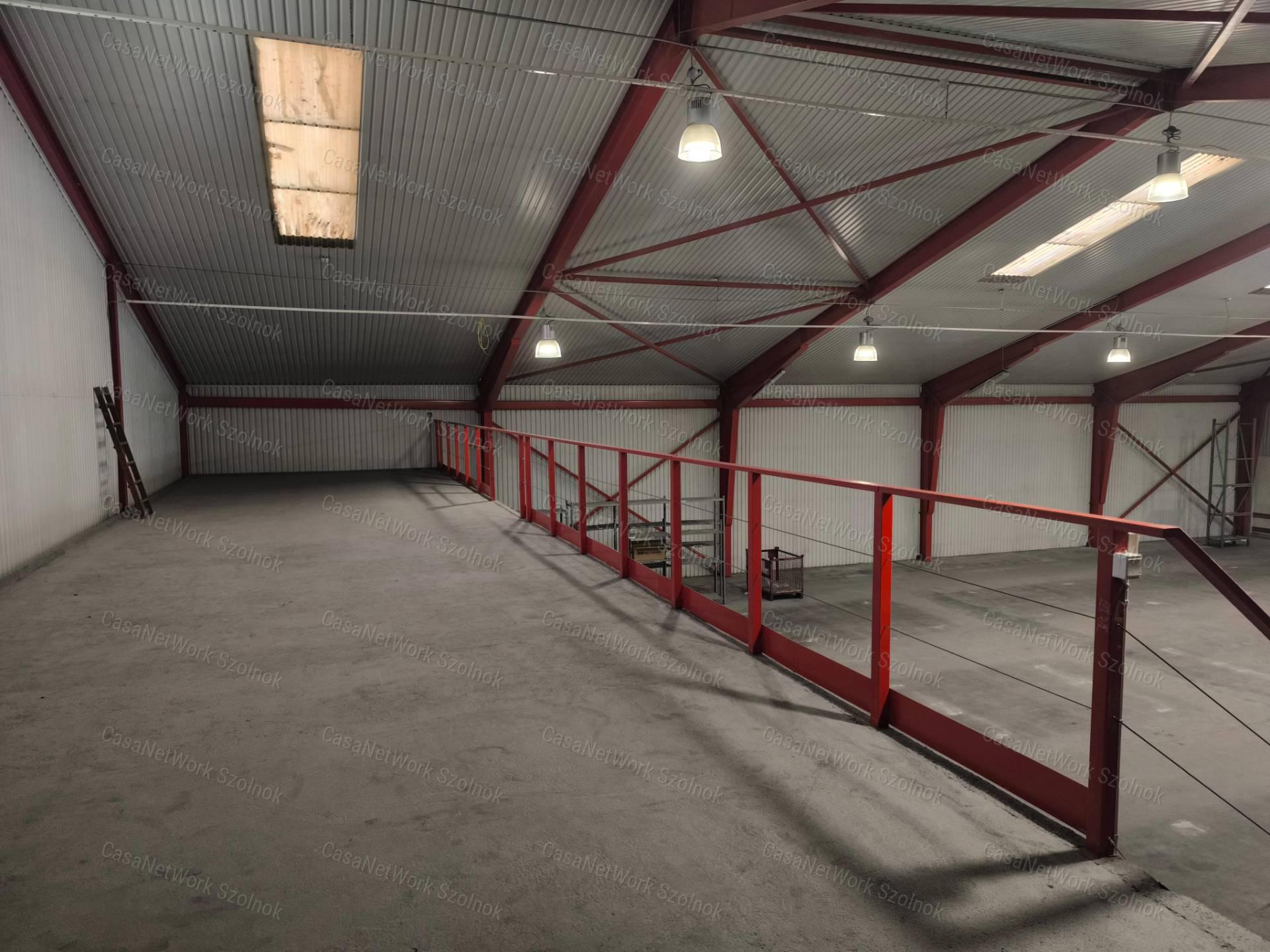 Szolnok belterületén 1501 m2-es csarnok raktár kiadó!