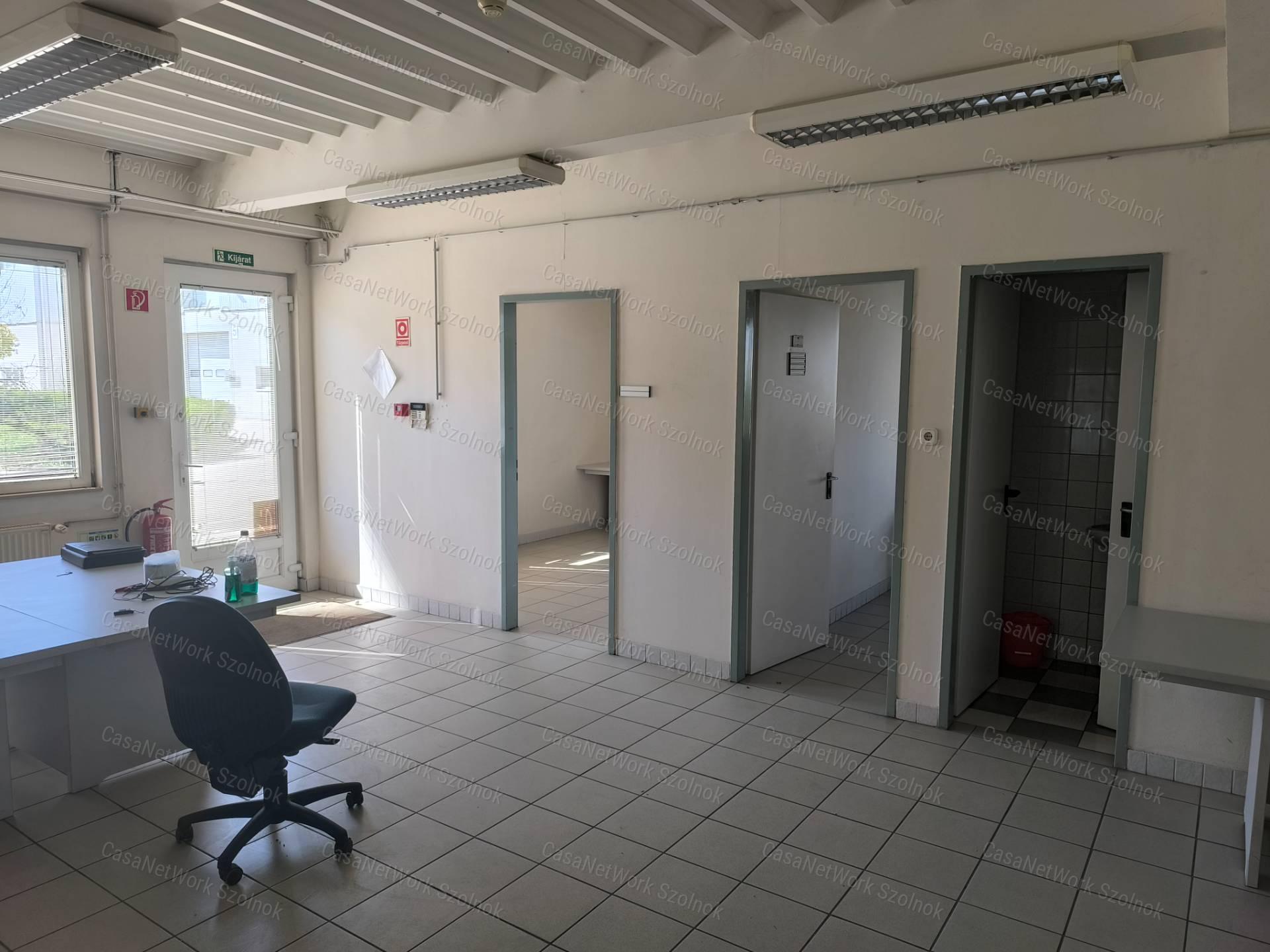 Szolnok belterületén 1501 m2-es csarnok raktár kiadó!