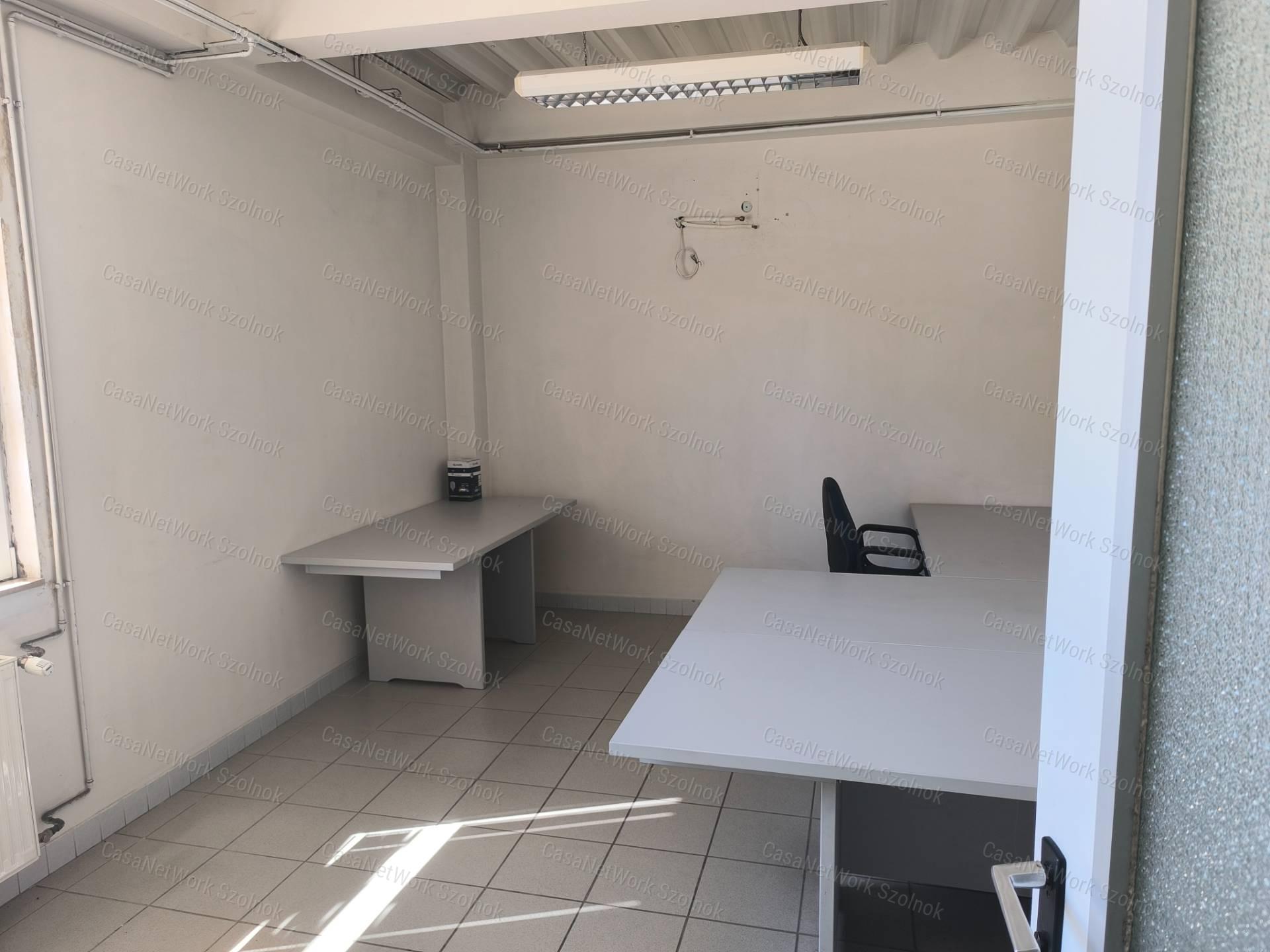 Szolnok belterületén 1501 m2-es csarnok raktár kiadó!