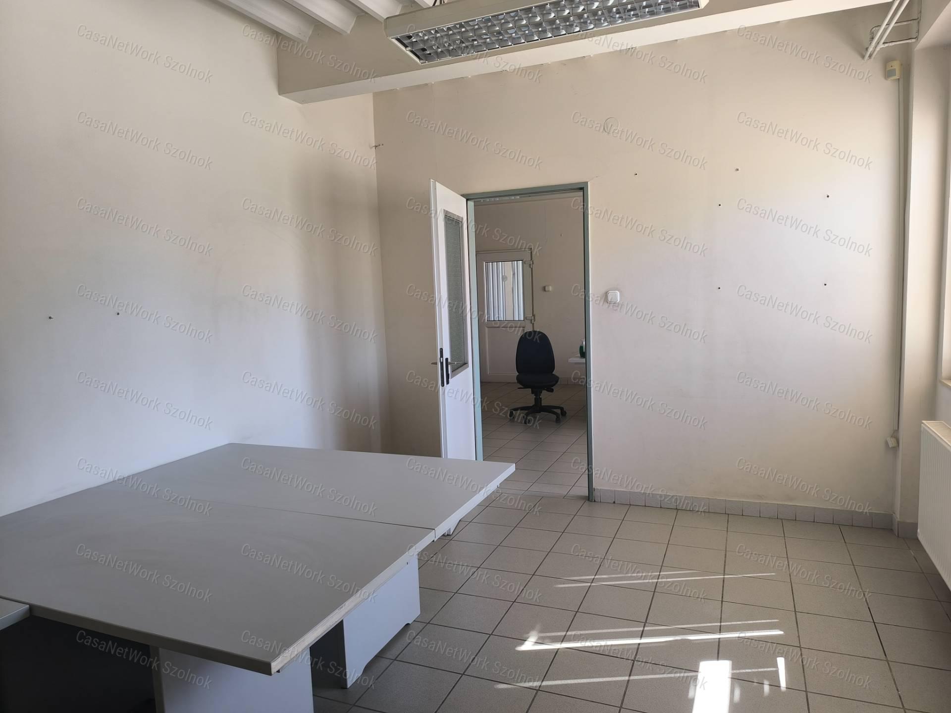 Szolnok belterületén 1501 m2-es csarnok raktár kiadó!