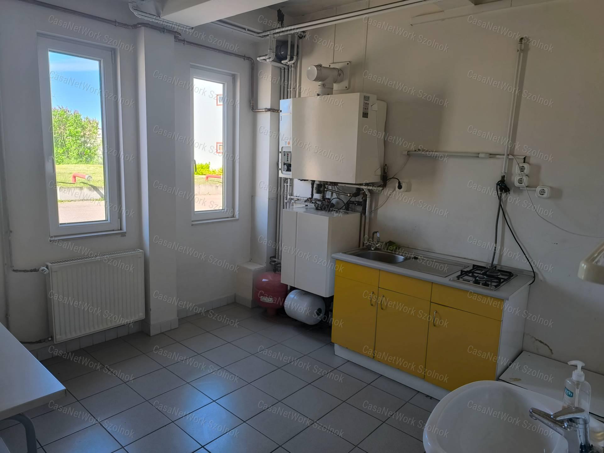 Szolnok belterületén 1501 m2-es csarnok raktár kiadó!