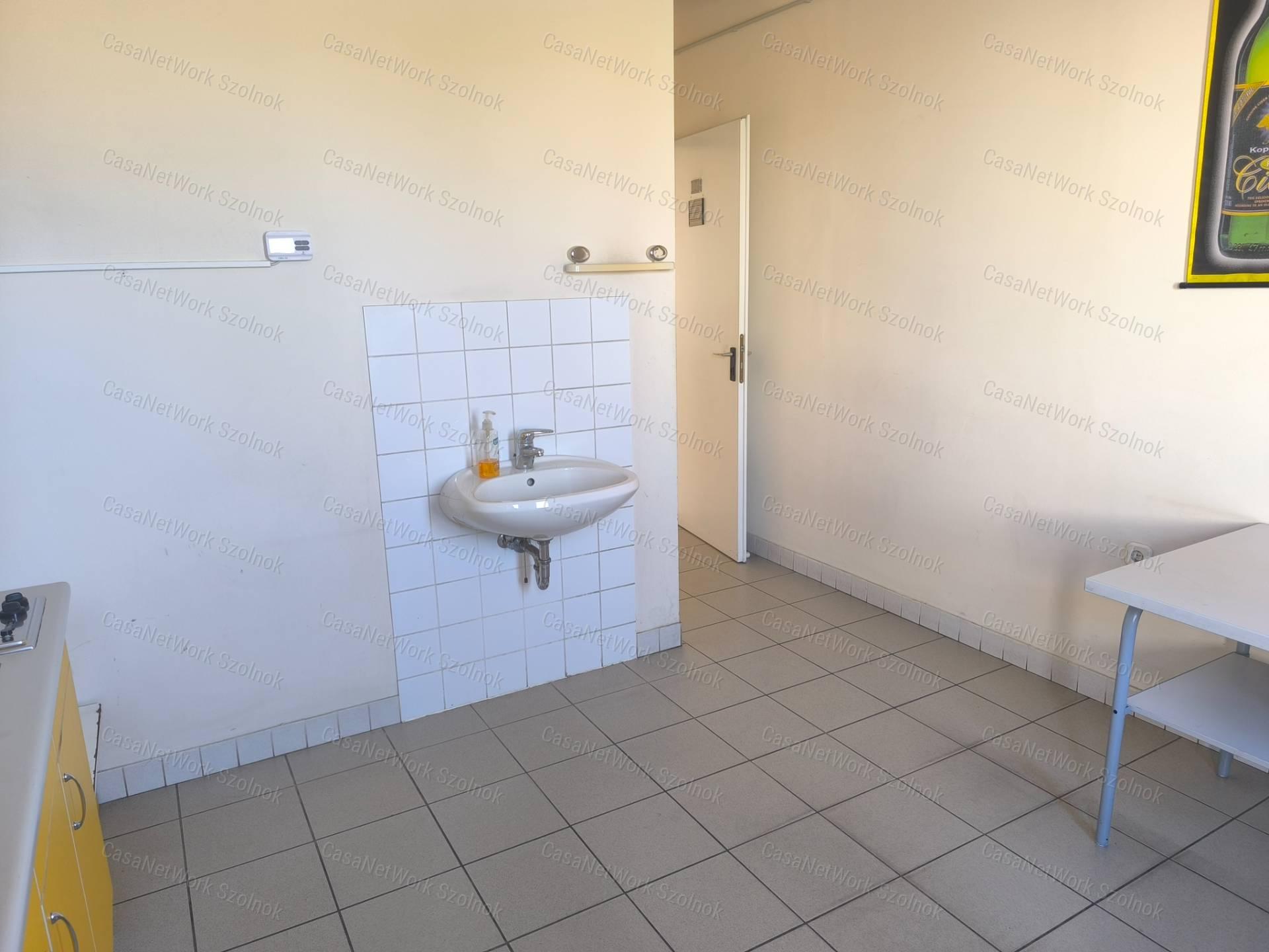 Szolnok belterületén 1501 m2-es csarnok raktár kiadó!
