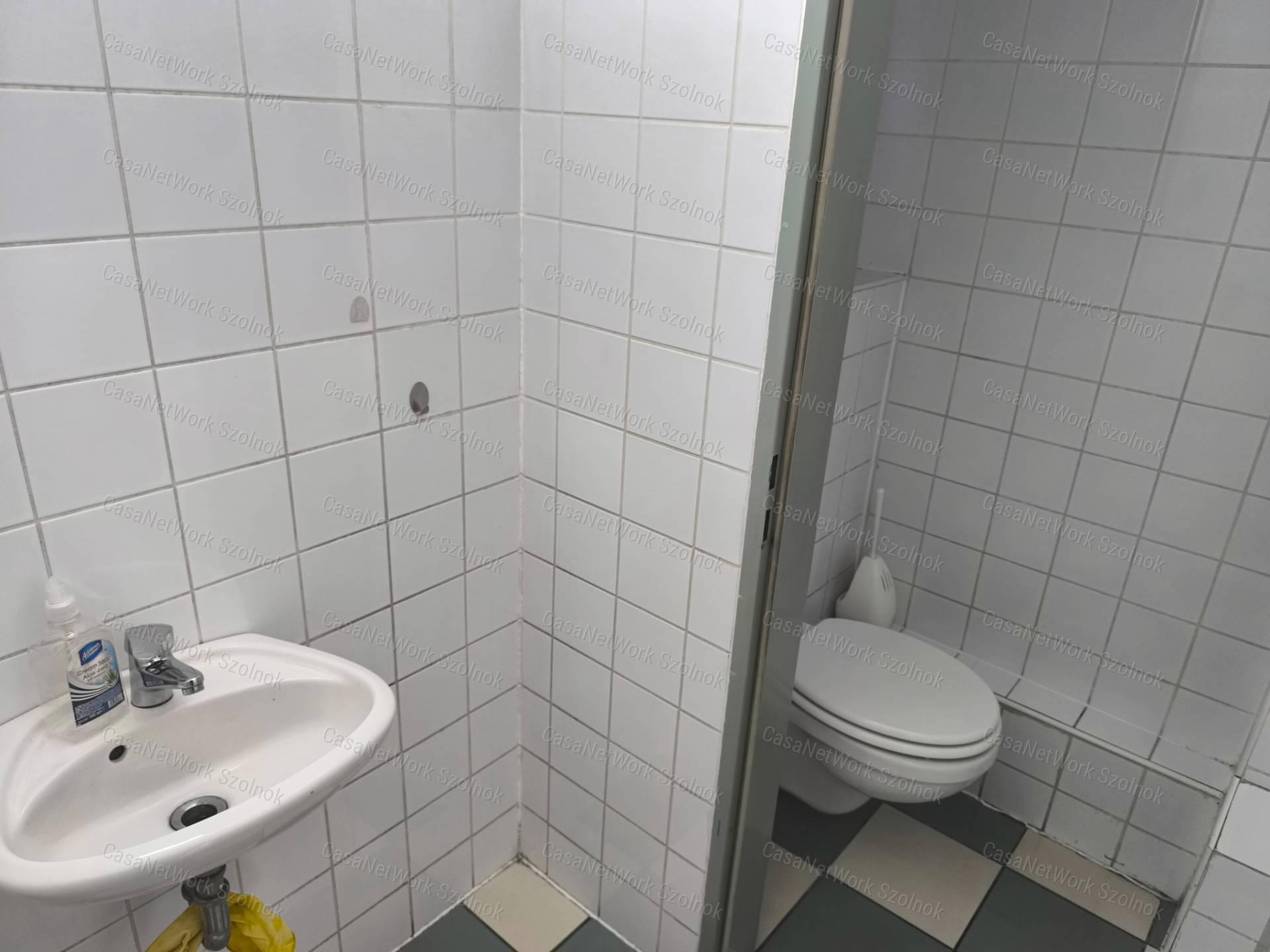 Szolnok belterületén 1501 m2-es csarnok raktár kiadó!