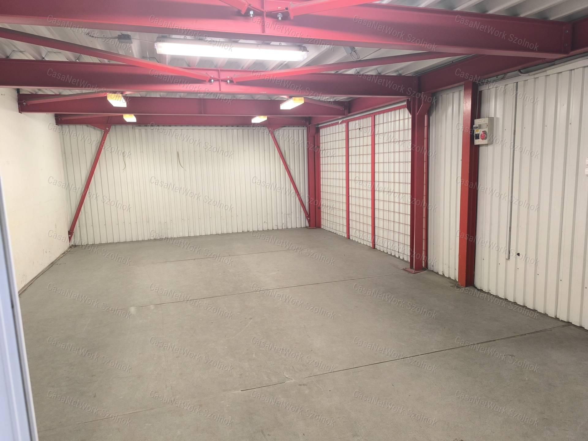 Szolnok belterületén 1501 m2-es csarnok raktár kiadó!