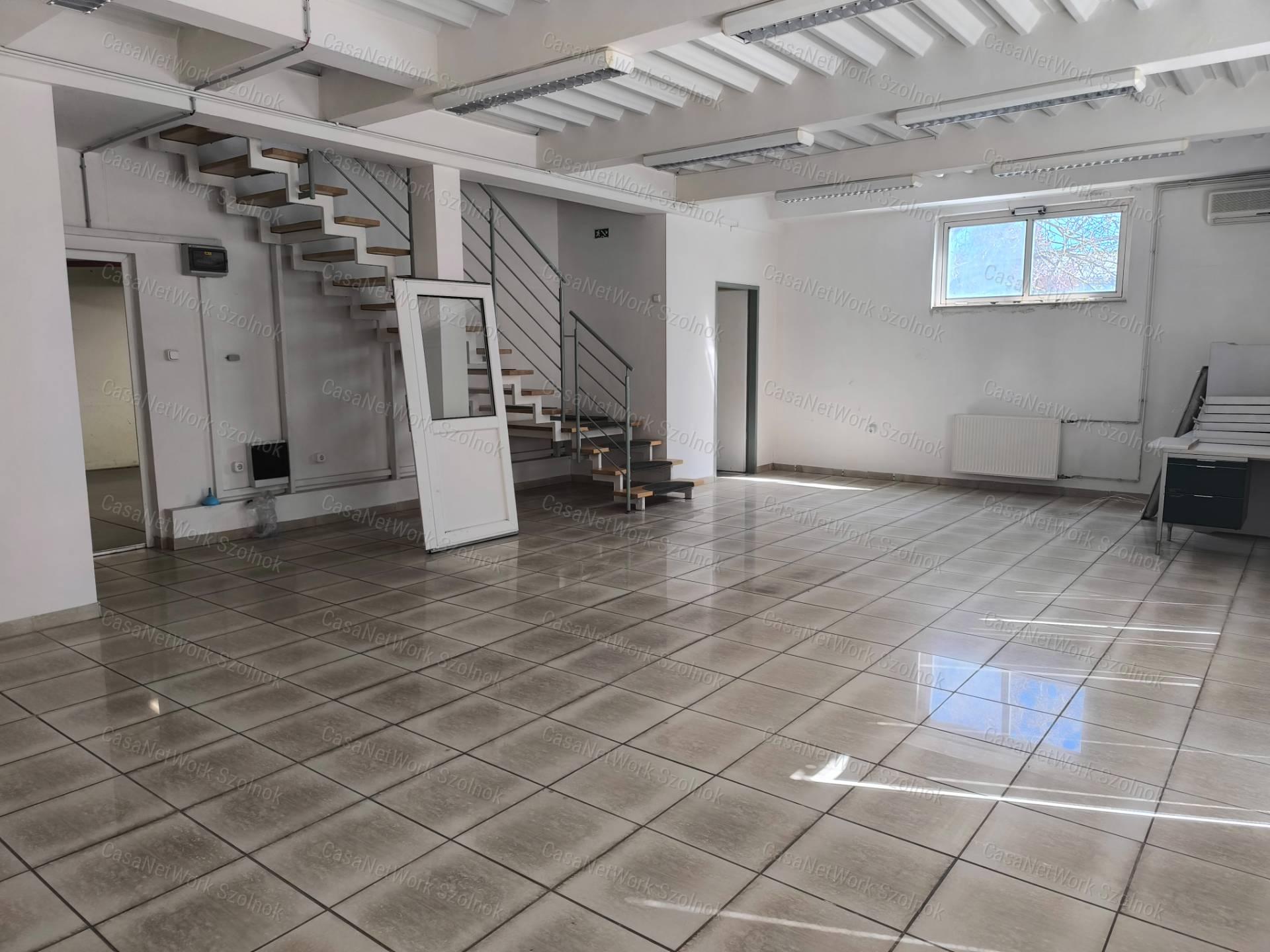Szolnok belterületén 1501 m2-es csarnok raktár kiadó!
