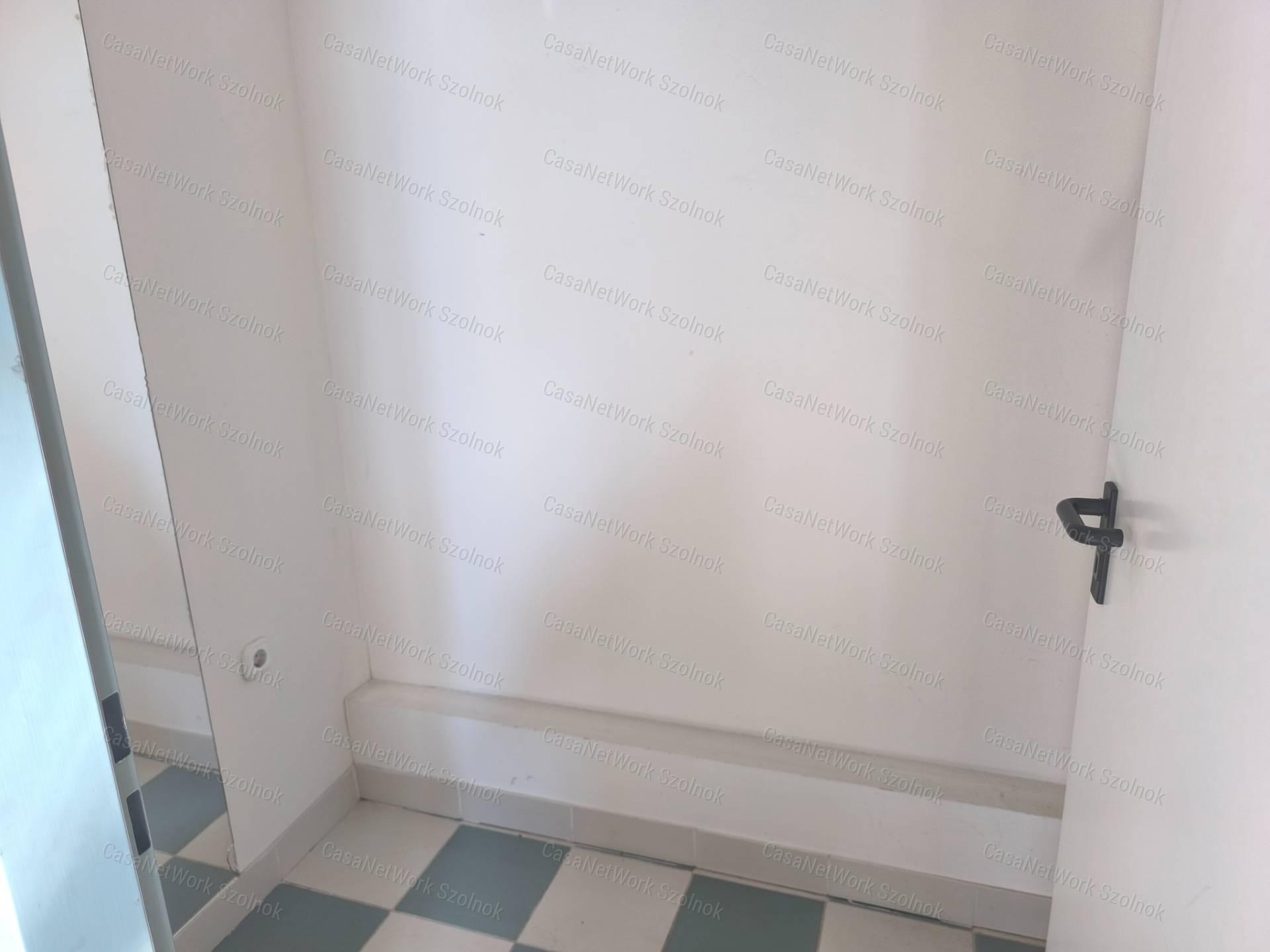 Szolnok belterületén 1501 m2-es csarnok raktár kiadó!
