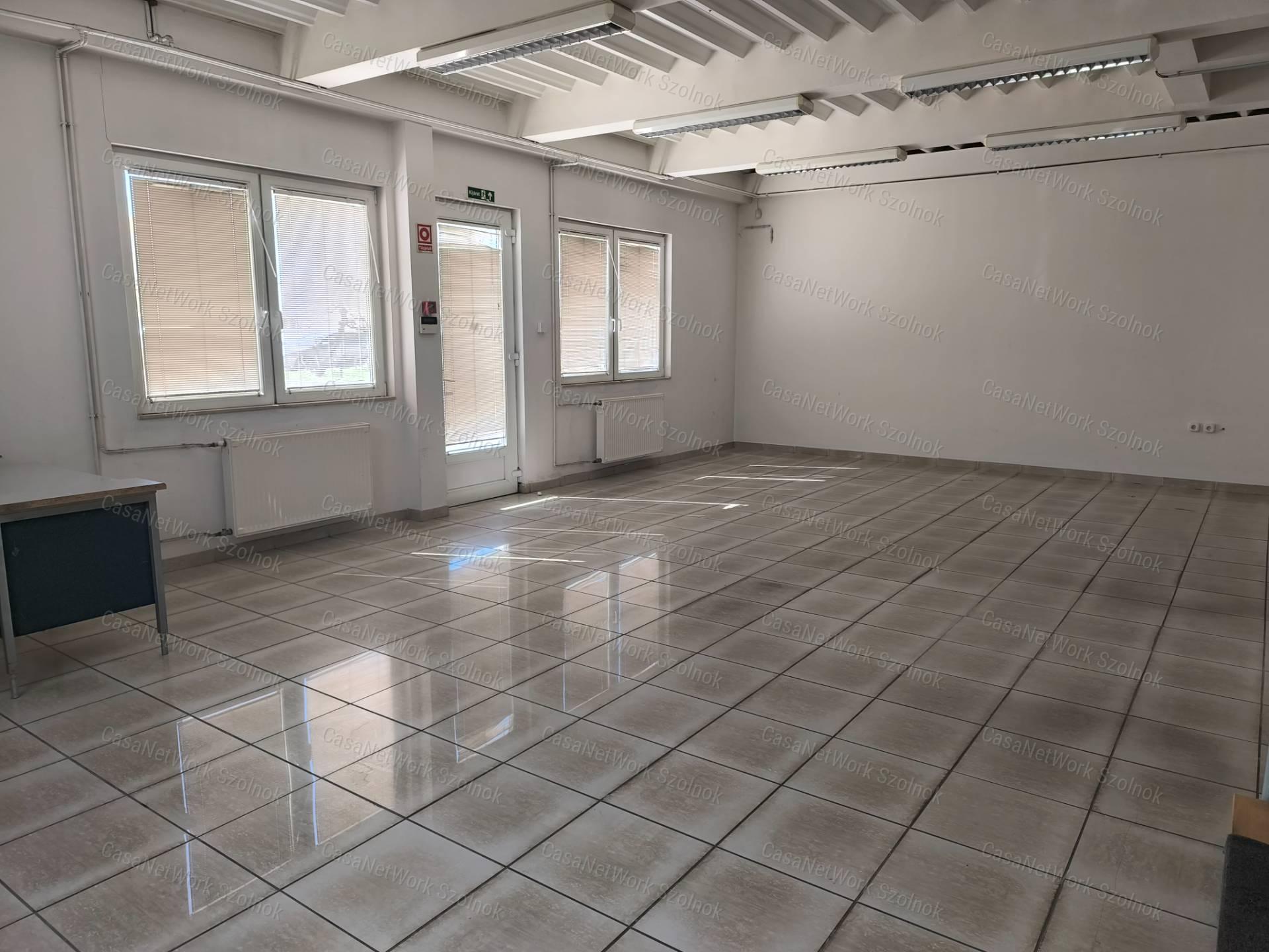 Szolnok belterületén 1501 m2-es csarnok raktár kiadó!