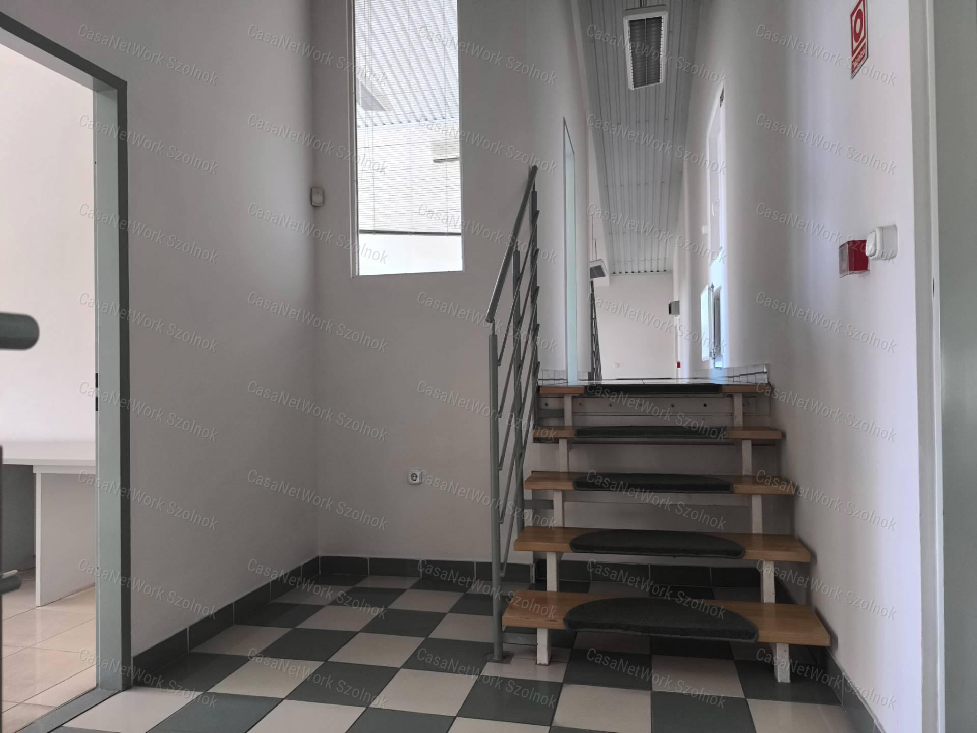 Szolnok belterületén 1501 m2-es csarnok raktár kiadó!