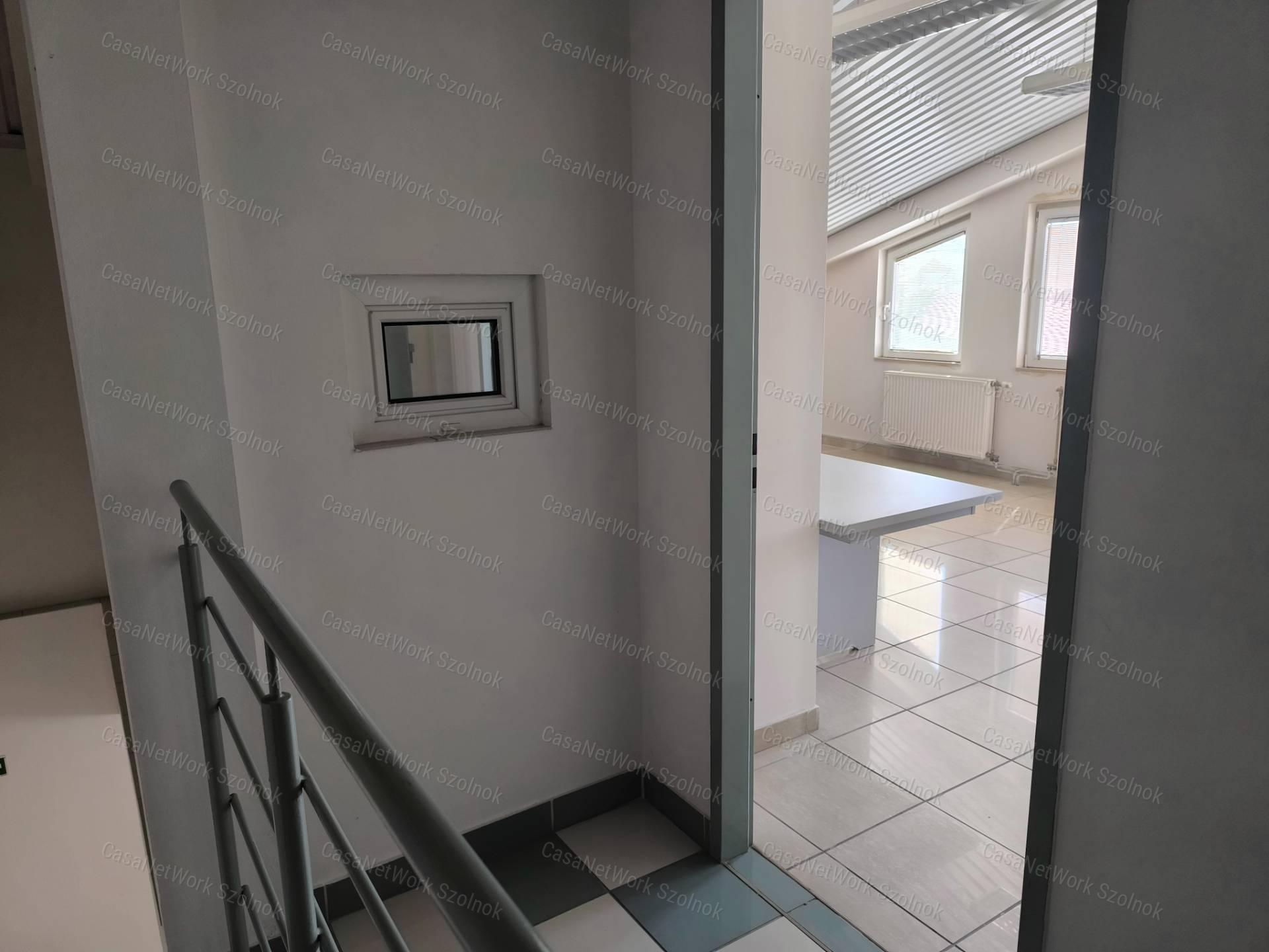 Szolnok belterületén 1501 m2-es csarnok raktár kiadó!