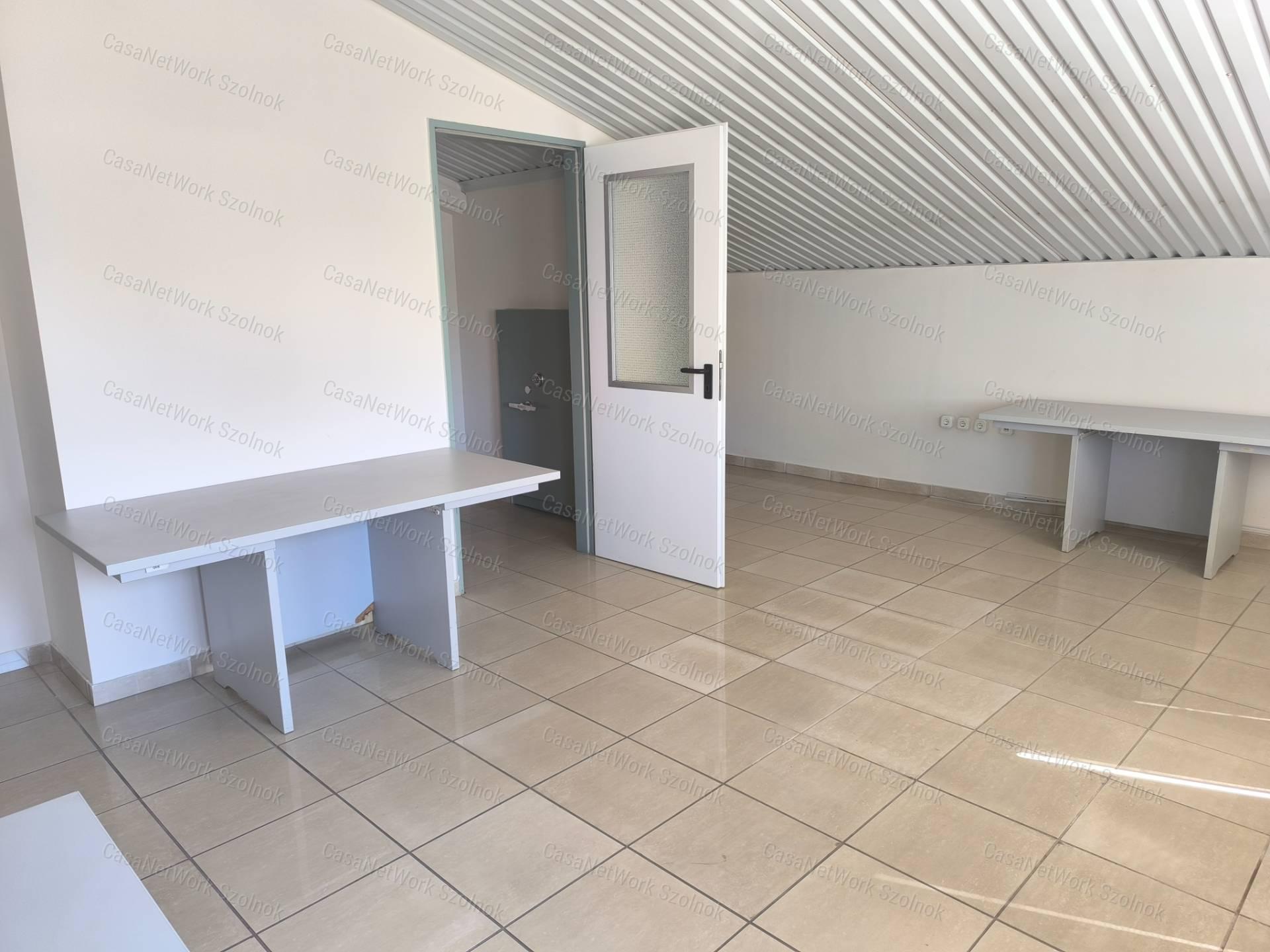 Szolnok belterületén 1501 m2-es csarnok raktár kiadó!