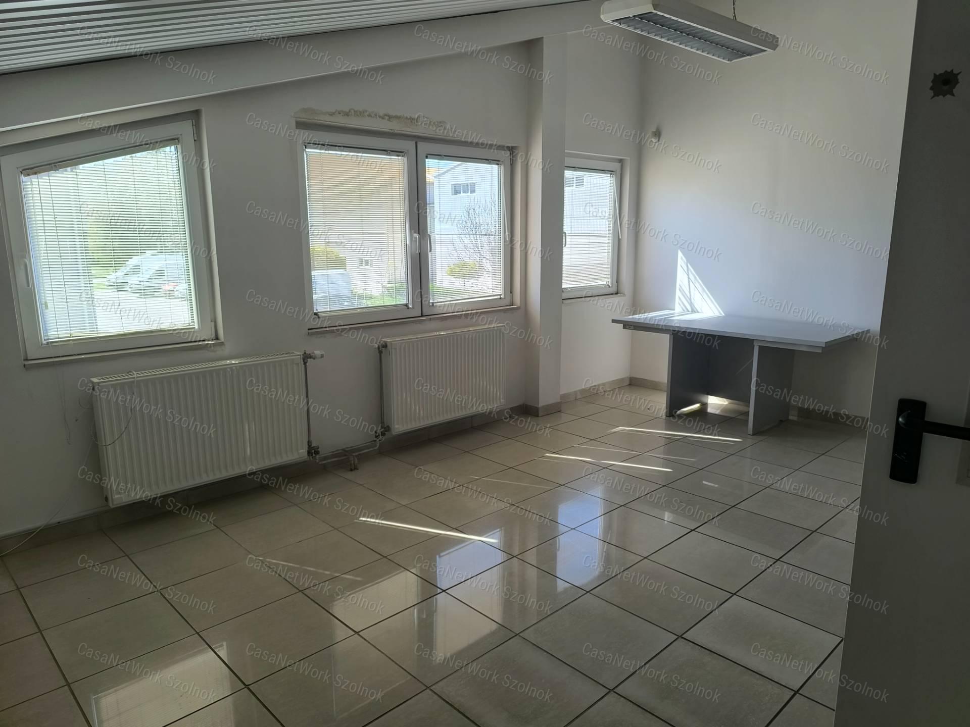 Szolnok belterületén 1501 m2-es csarnok raktár kiadó!