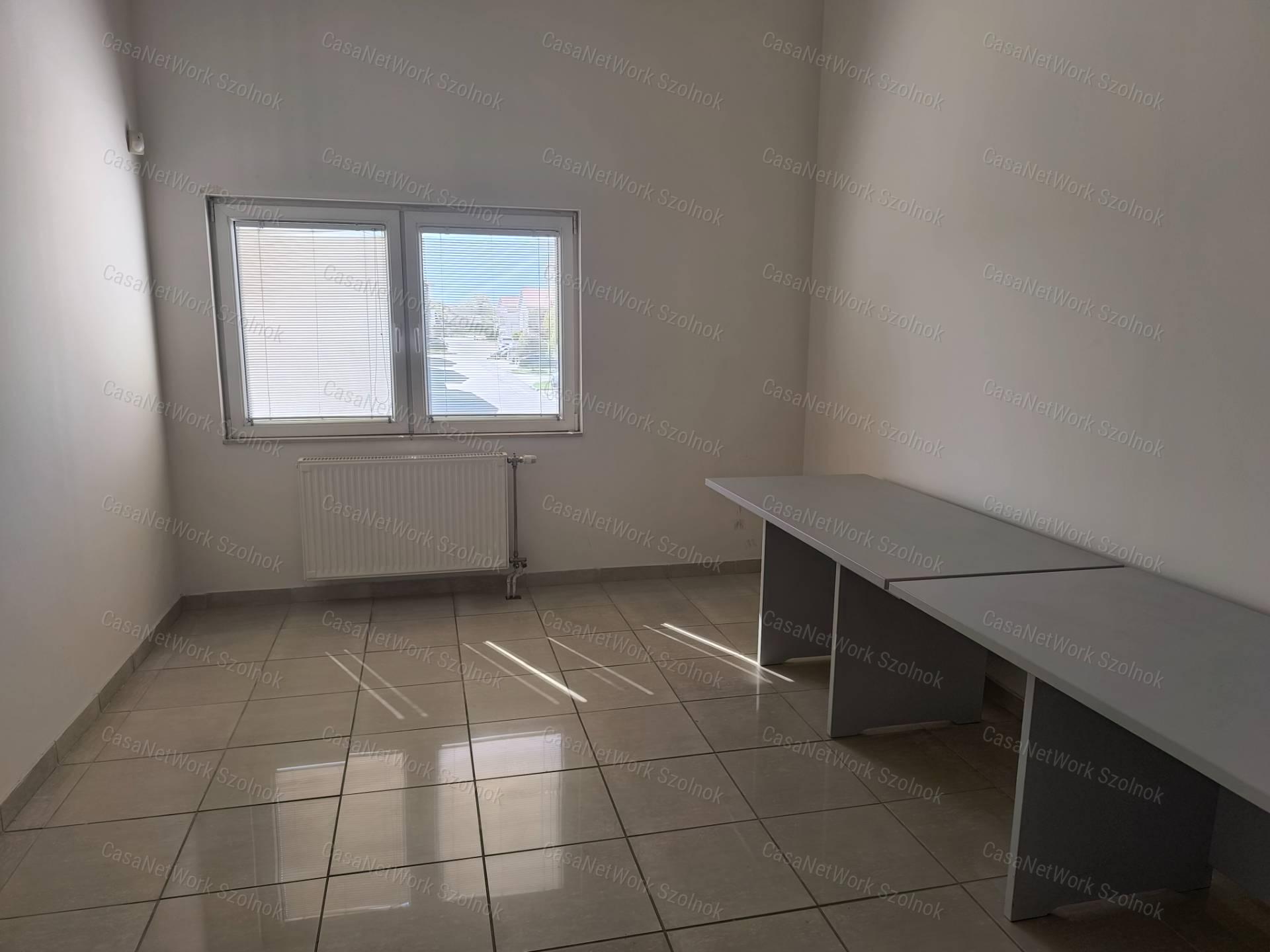 Szolnok belterületén 1501 m2-es csarnok raktár kiadó!