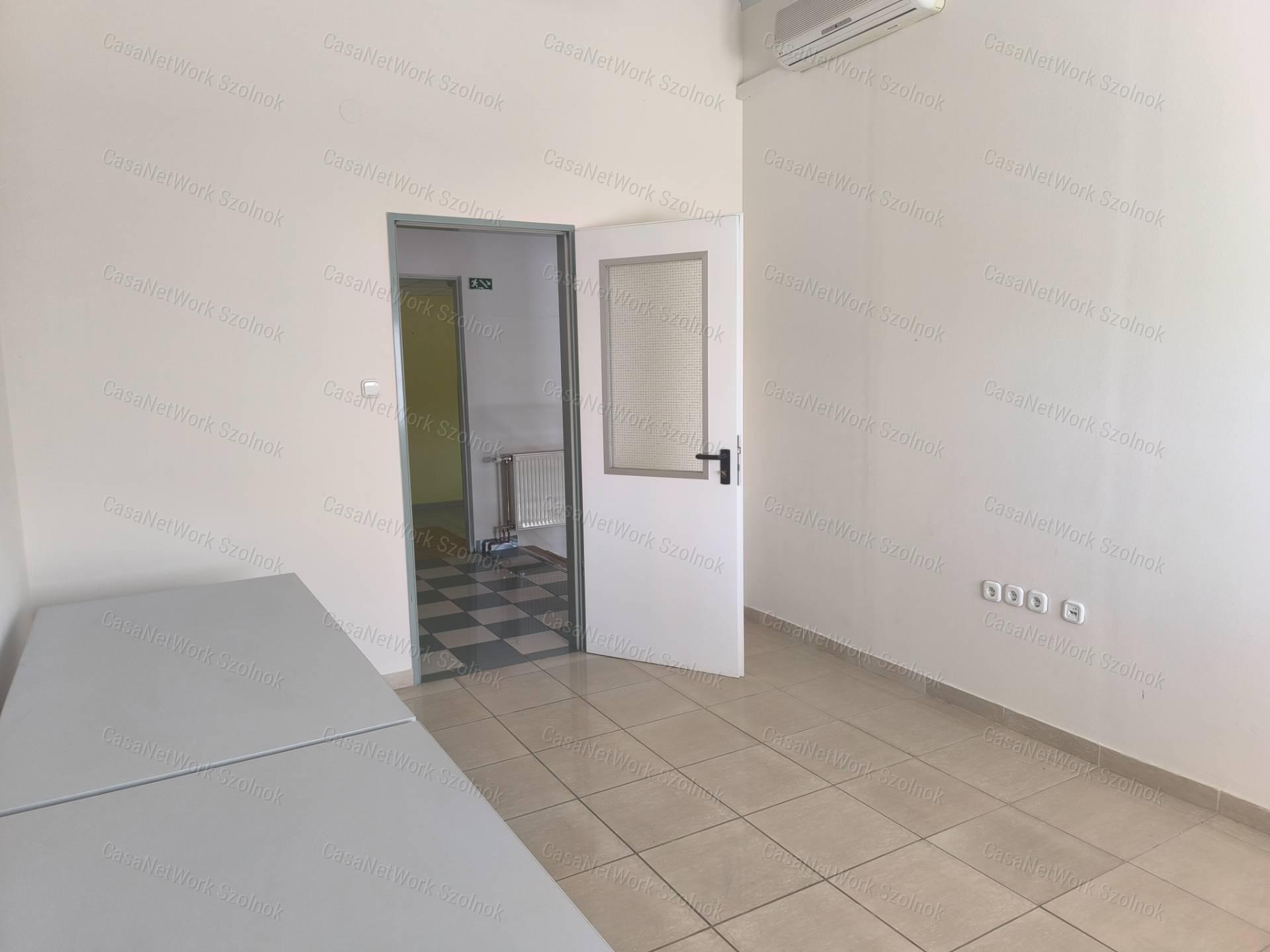 Szolnok belterületén 1501 m2-es csarnok raktár kiadó!