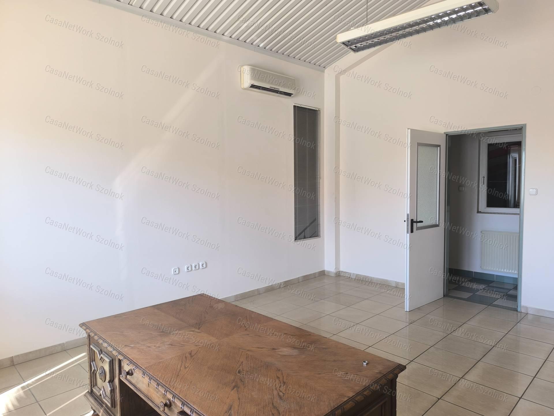 Szolnok belterületén 1501 m2-es csarnok raktár kiadó!