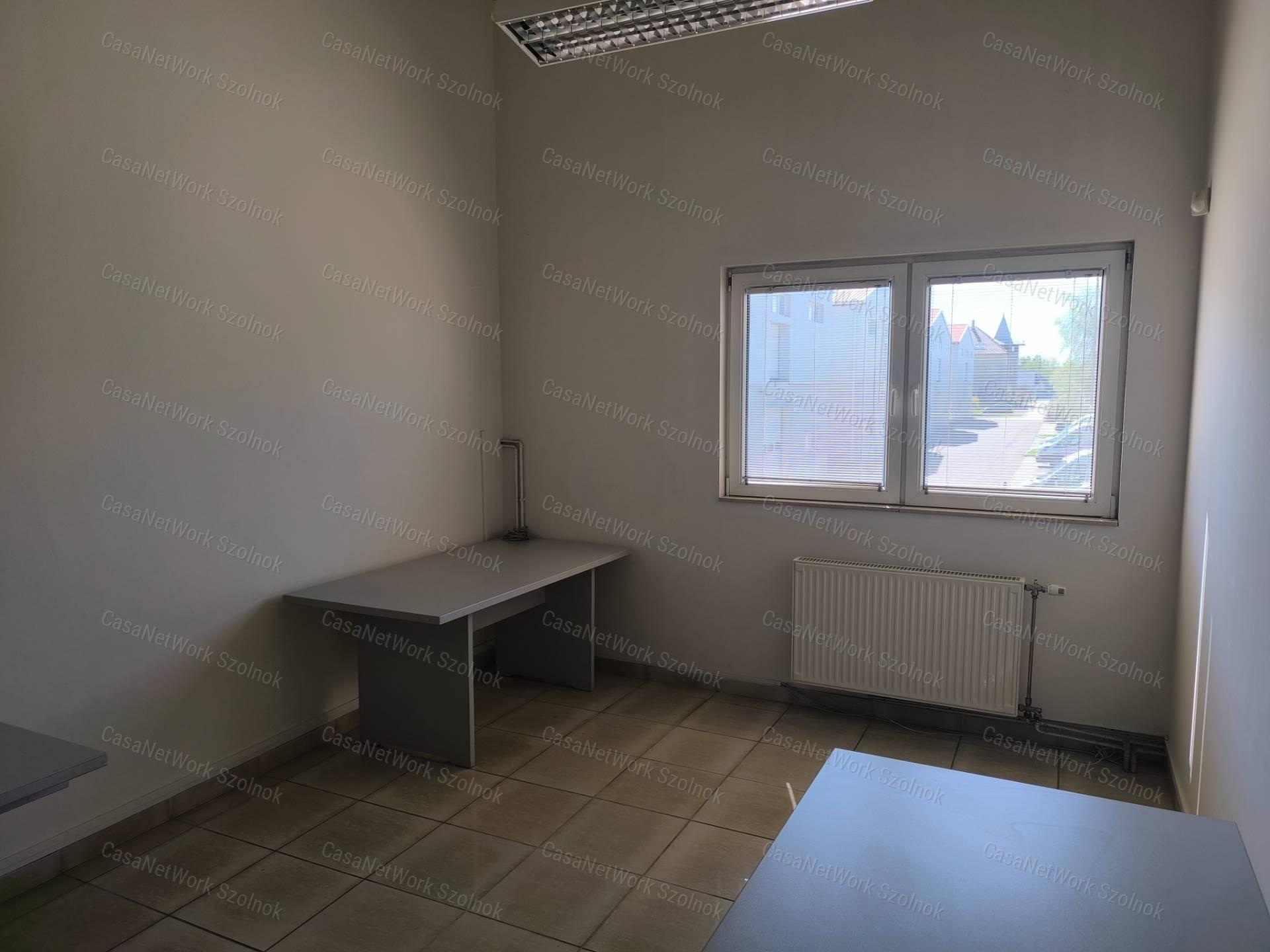 Szolnok belterületén 1501 m2-es csarnok raktár kiadó!