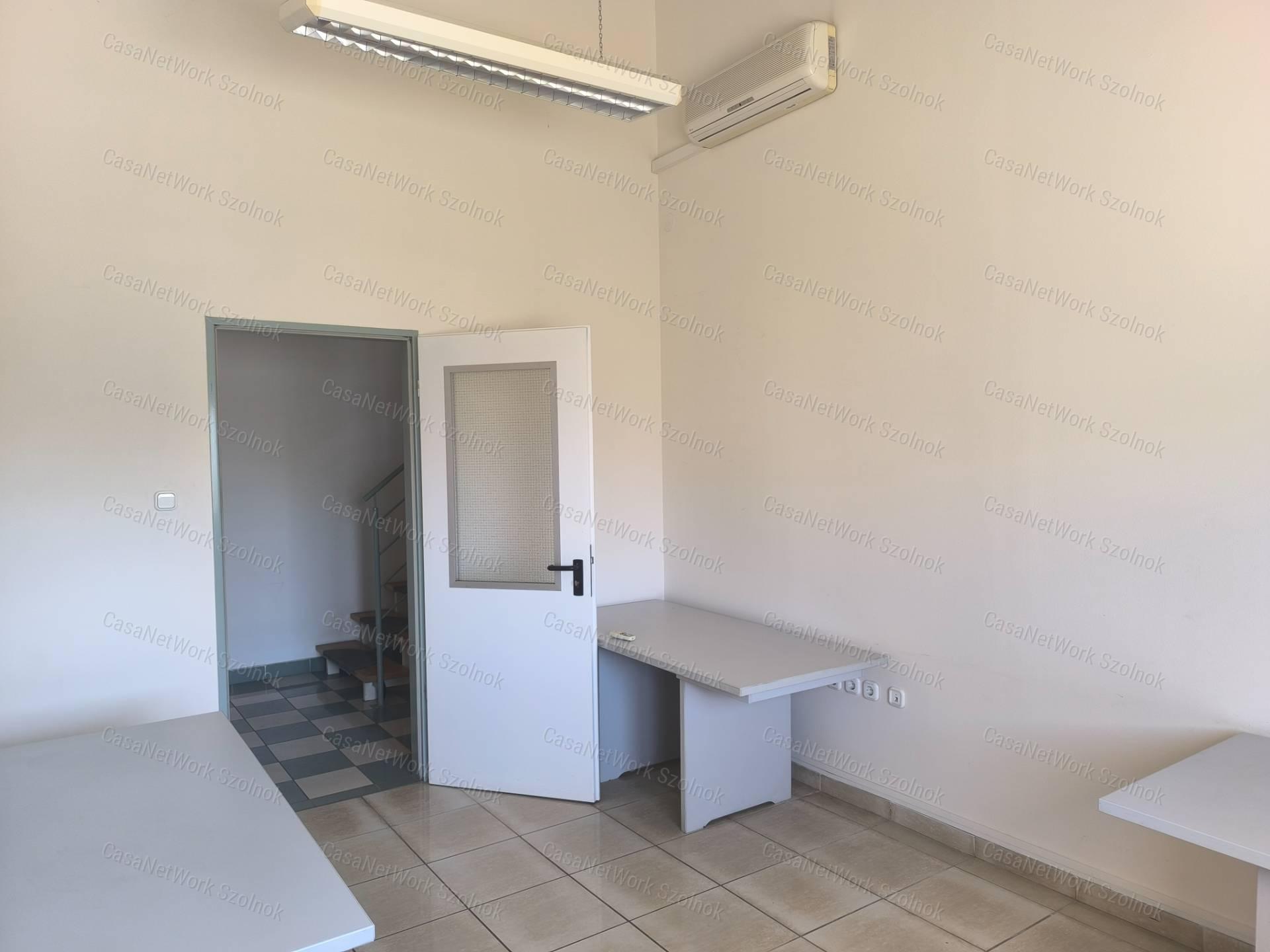 Szolnok belterületén 1501 m2-es csarnok raktár kiadó!