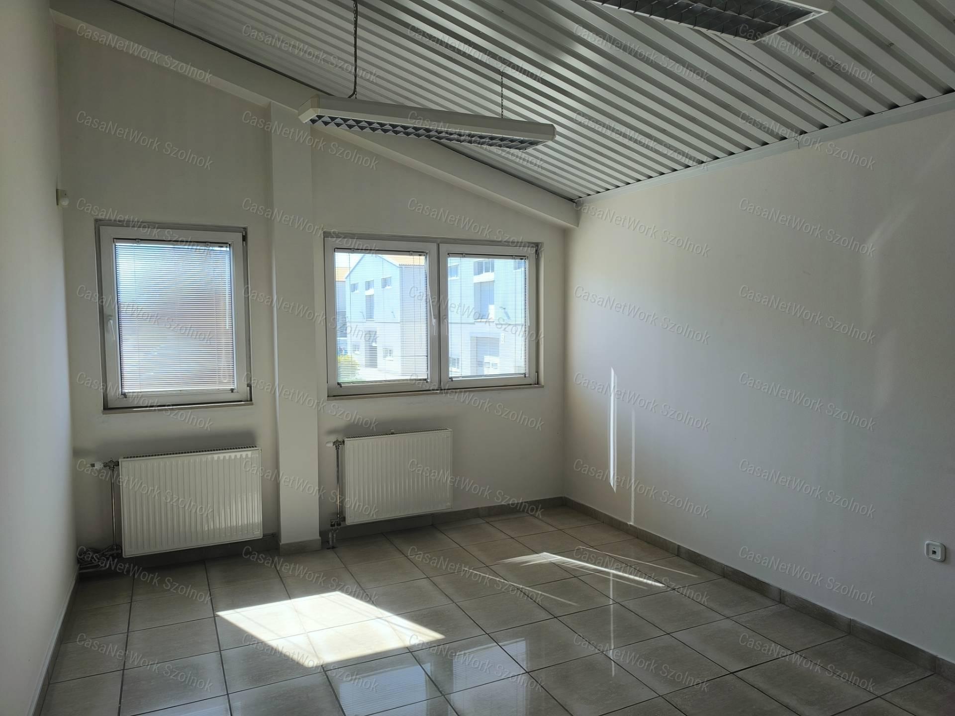 Szolnok belterületén 1501 m2-es csarnok raktár kiadó!