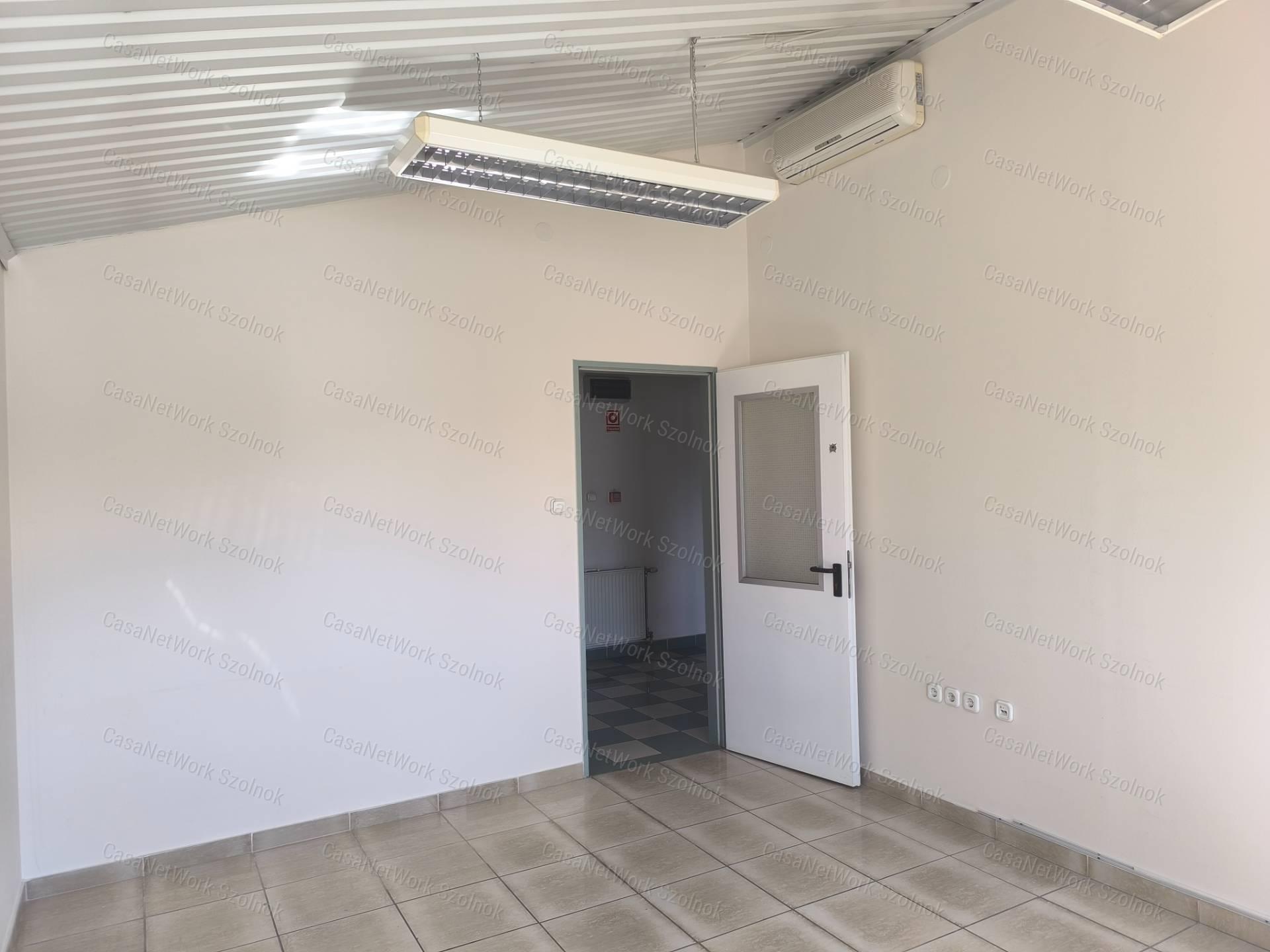 Szolnok belterületén 1501 m2-es csarnok raktár kiadó!