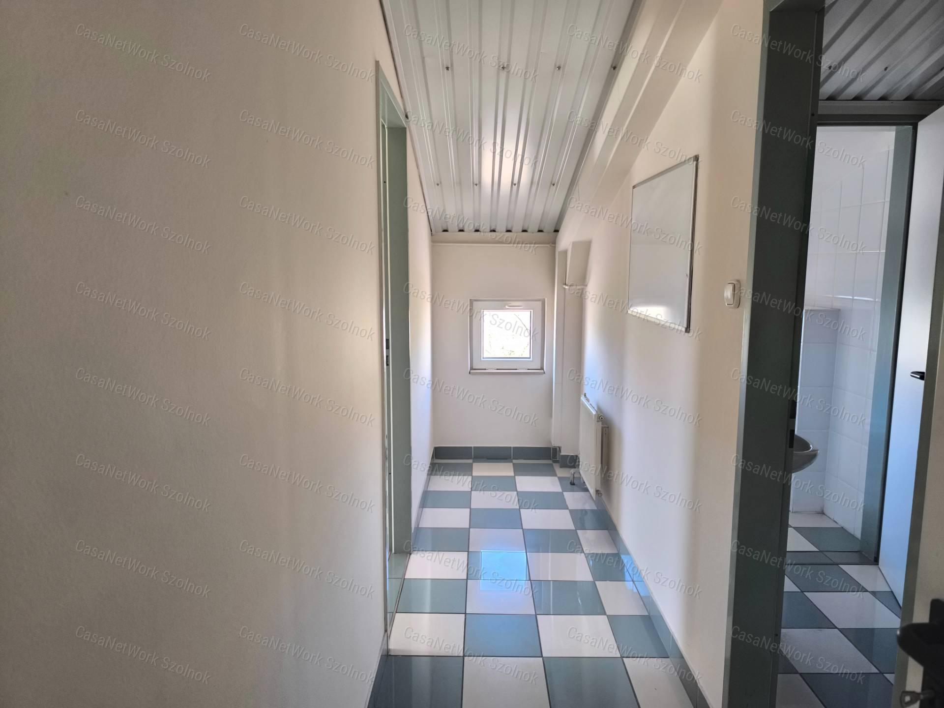 Szolnok belterületén 1501 m2-es csarnok raktár kiadó!