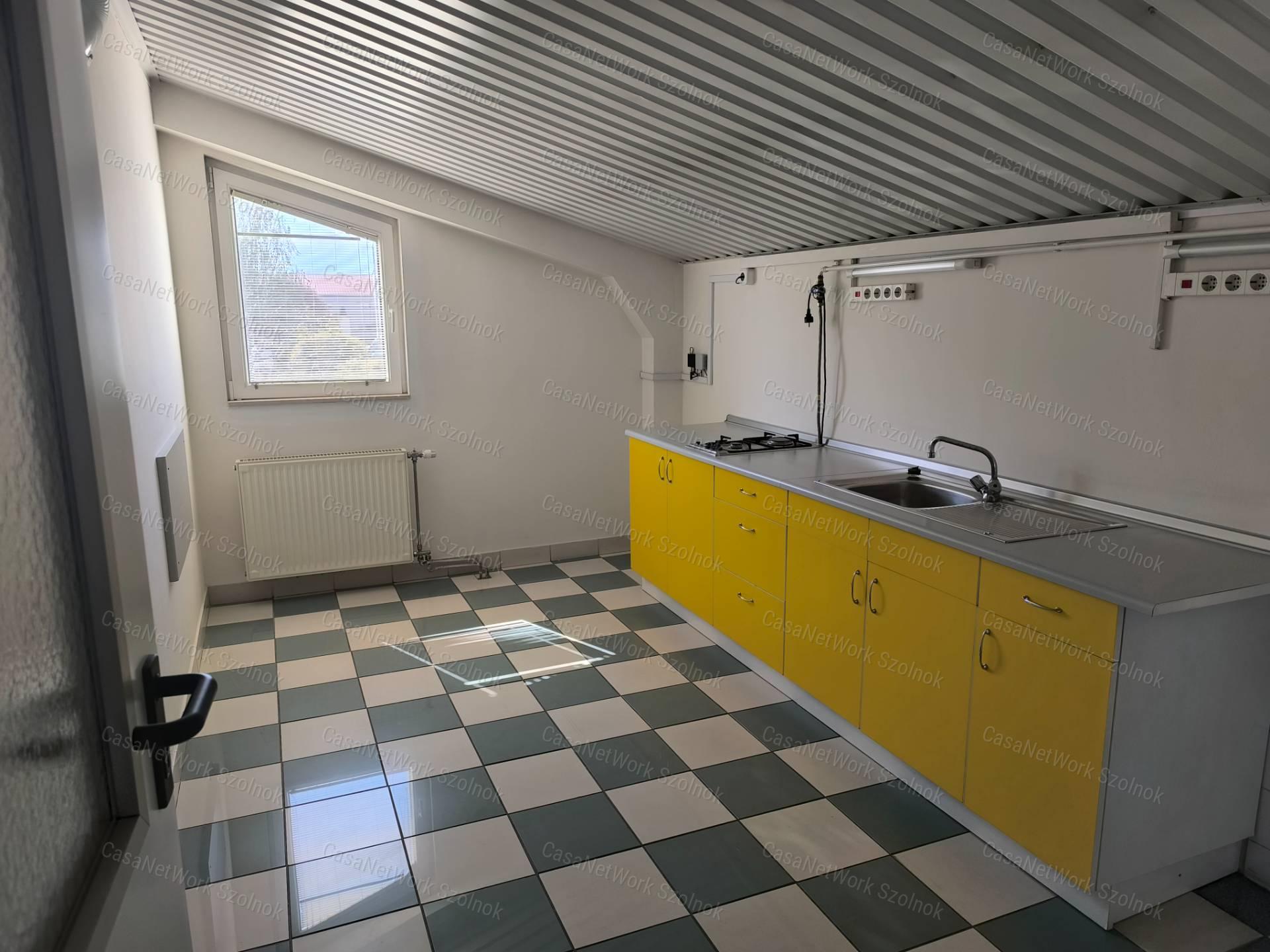 Szolnok belterületén 1501 m2-es csarnok raktár kiadó!