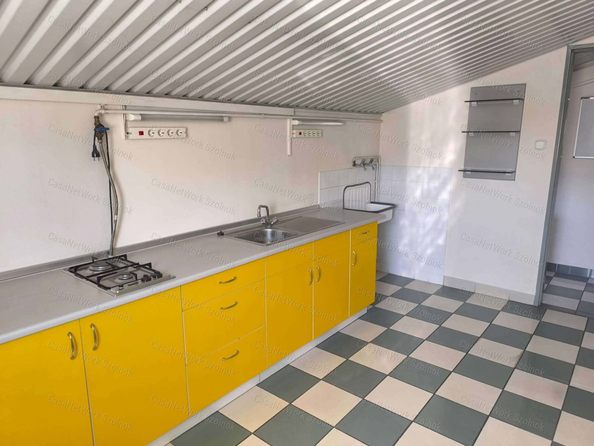 Szolnok belterületén 1501 m2-es csarnok raktár kiadó!