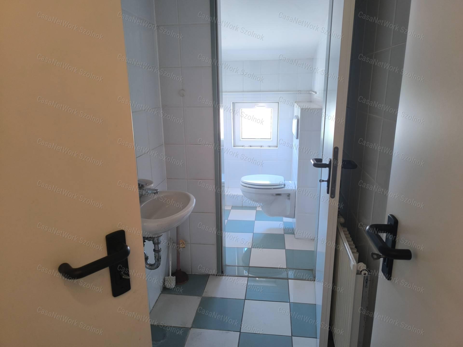 Szolnok belterületén 1501 m2-es csarnok raktár kiadó!