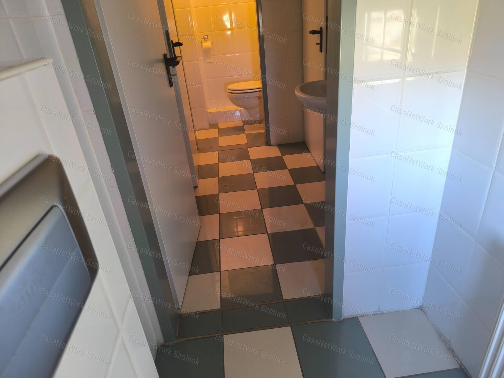 Szolnok belterületén 1501 m2-es csarnok raktár kiadó!