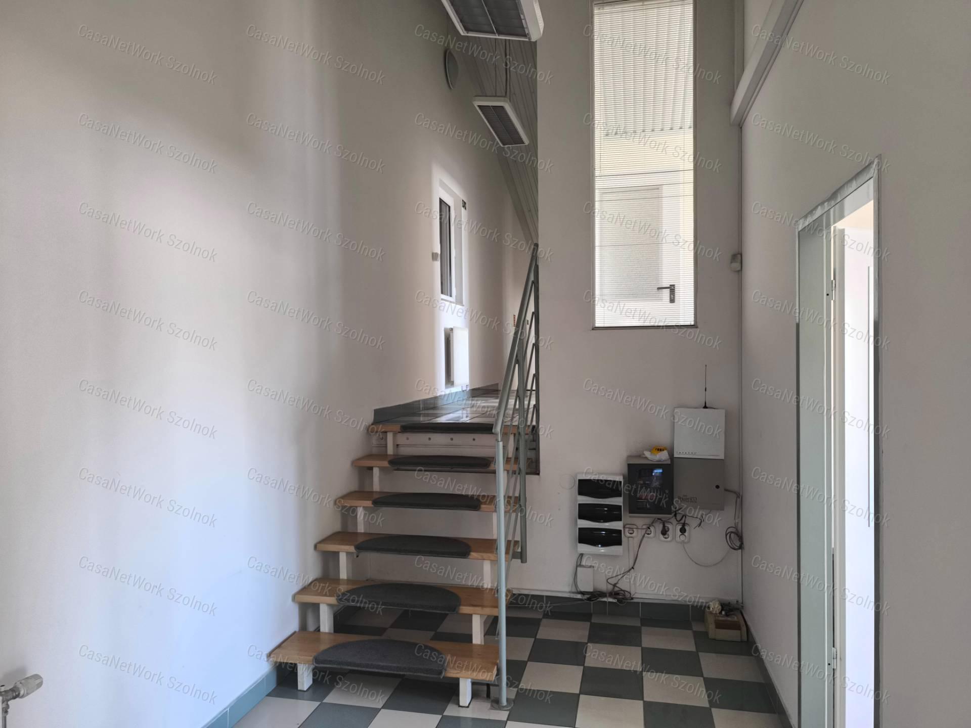 Szolnok belterületén 1501 m2-es csarnok raktár kiadó!