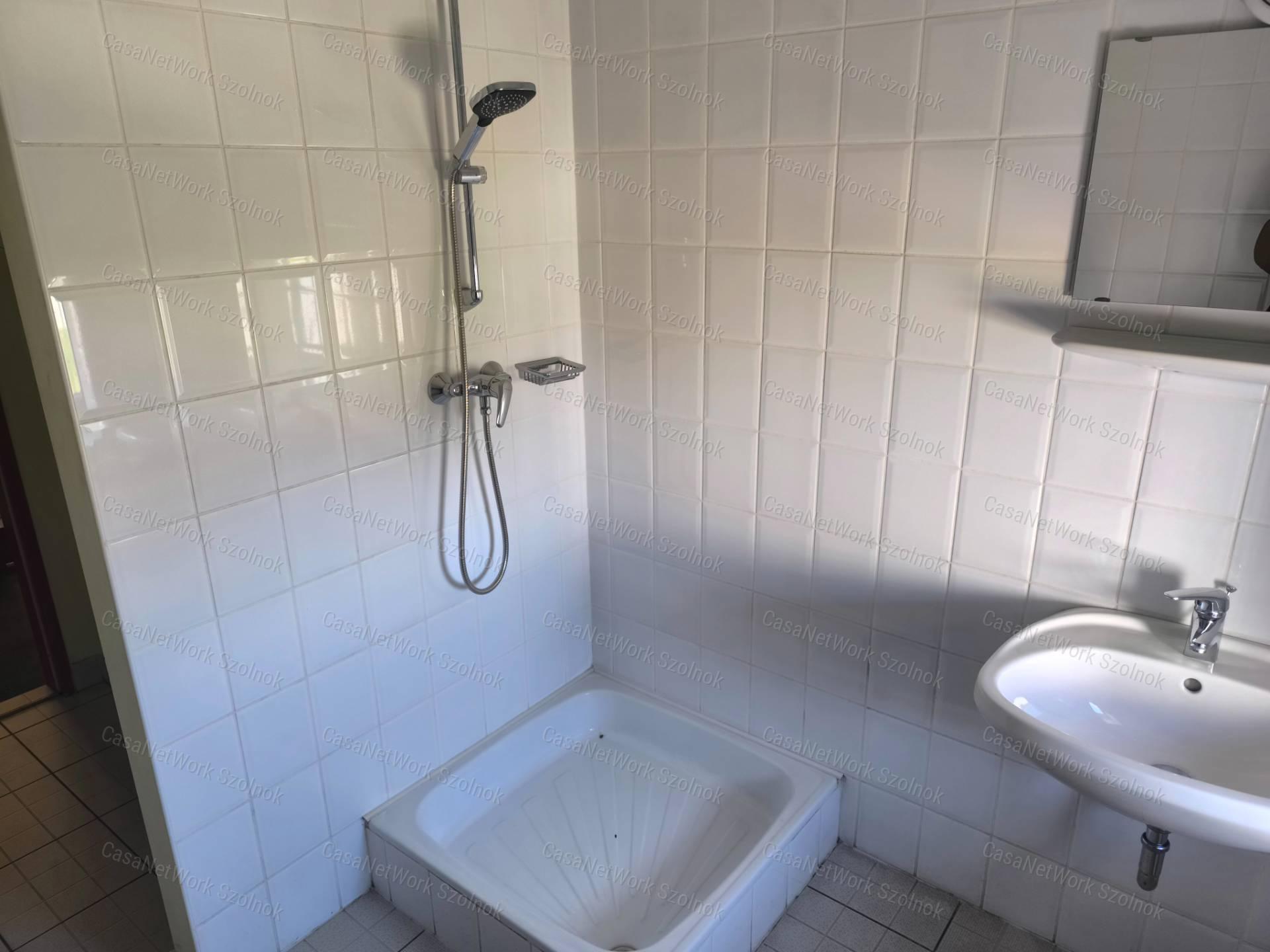 Szolnok belterületén 1501 m2-es csarnok raktár kiadó!