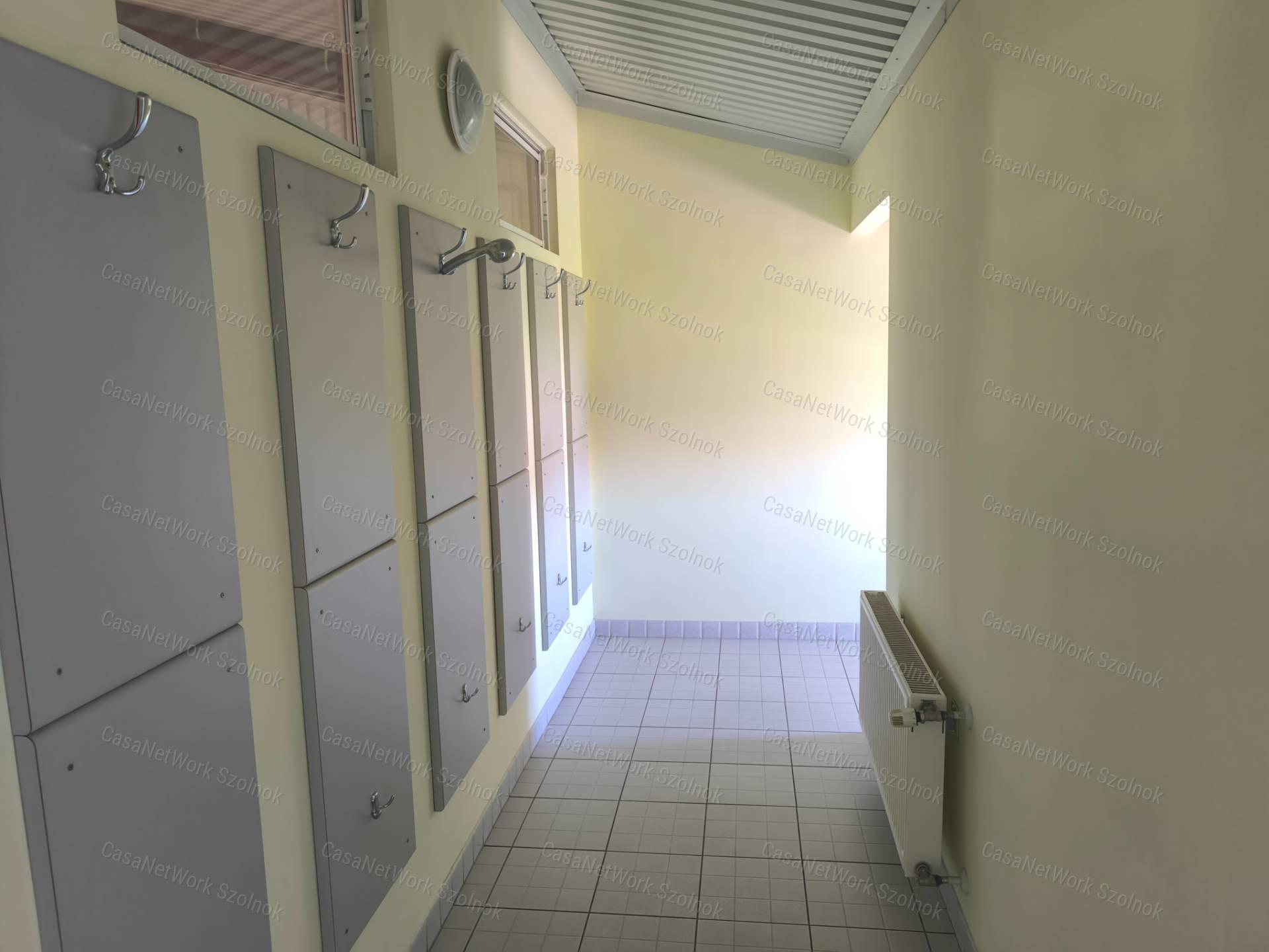 Szolnok belterületén 1501 m2-es csarnok raktár kiadó!