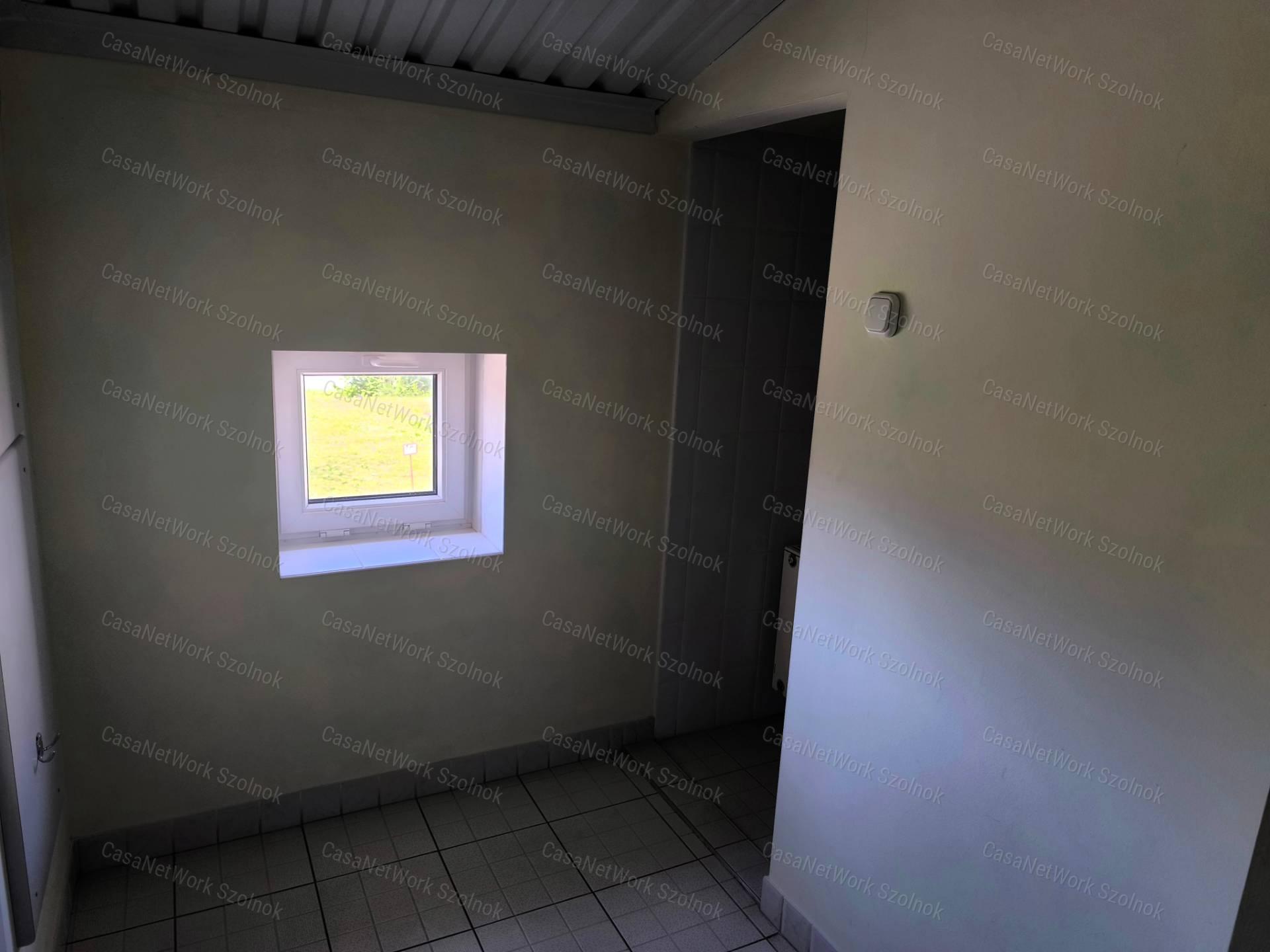 Szolnok belterületén 1501 m2-es csarnok raktár kiadó!