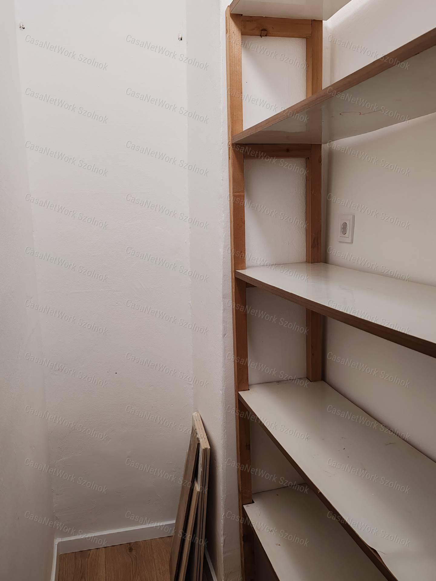Eladó 1.emeleti felújított lakás Szolnok abszolút belvárosában!