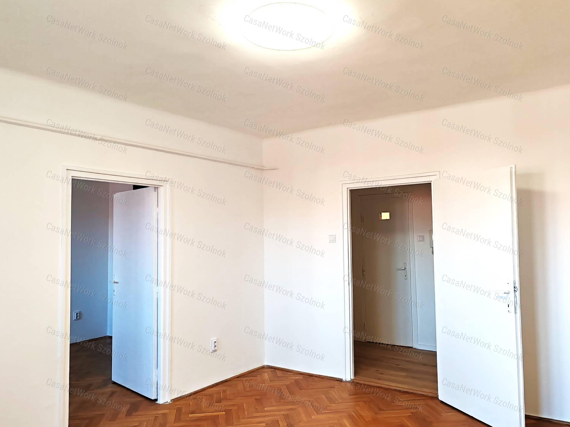 Eladó 1.emeleti felújított lakás Szolnok abszolút belvárosában!