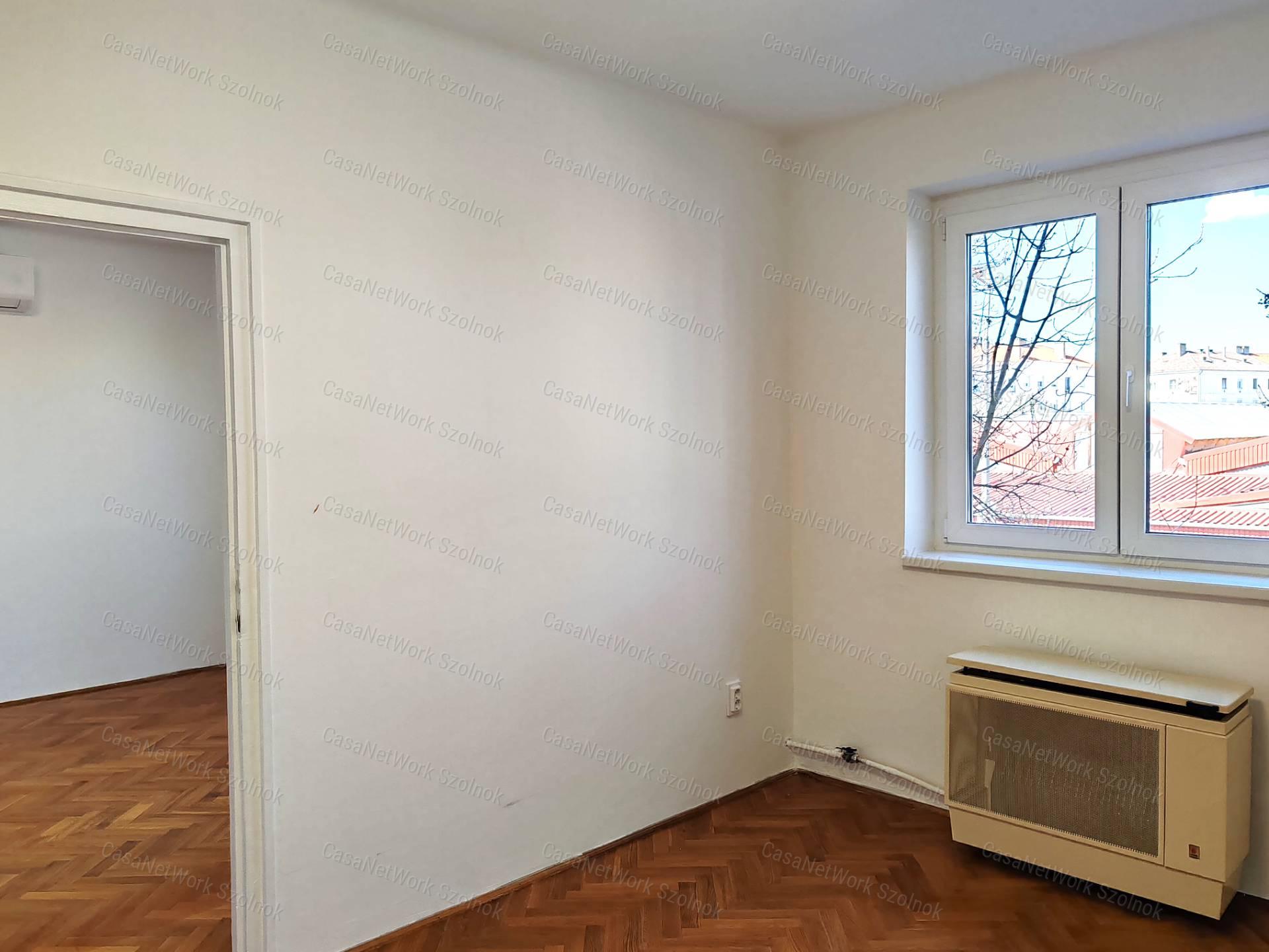 Eladó 1.emeleti felújított lakás Szolnok abszolút belvárosában!