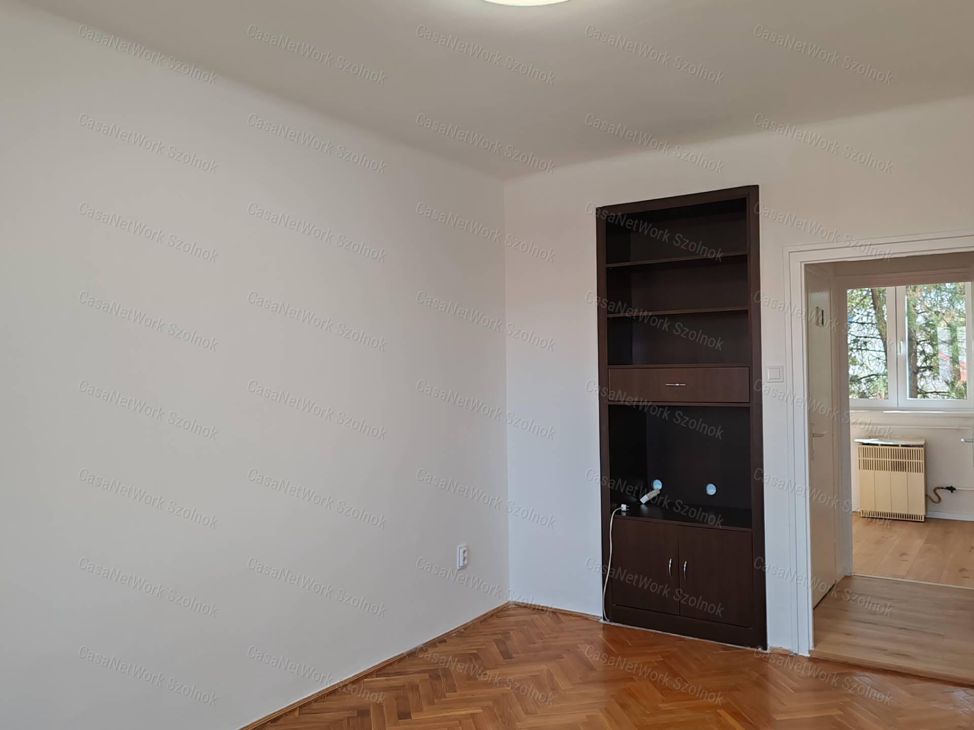 Eladó 1.emeleti felújított lakás Szolnok abszolút belvárosában!