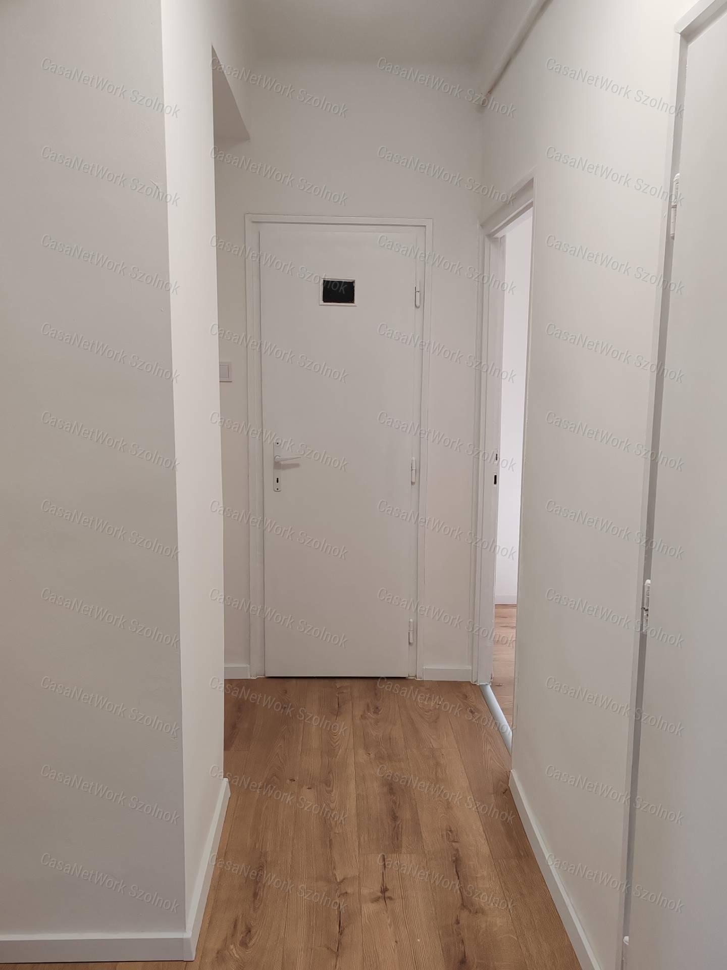 Eladó 1.emeleti felújított lakás Szolnok abszolút belvárosában!