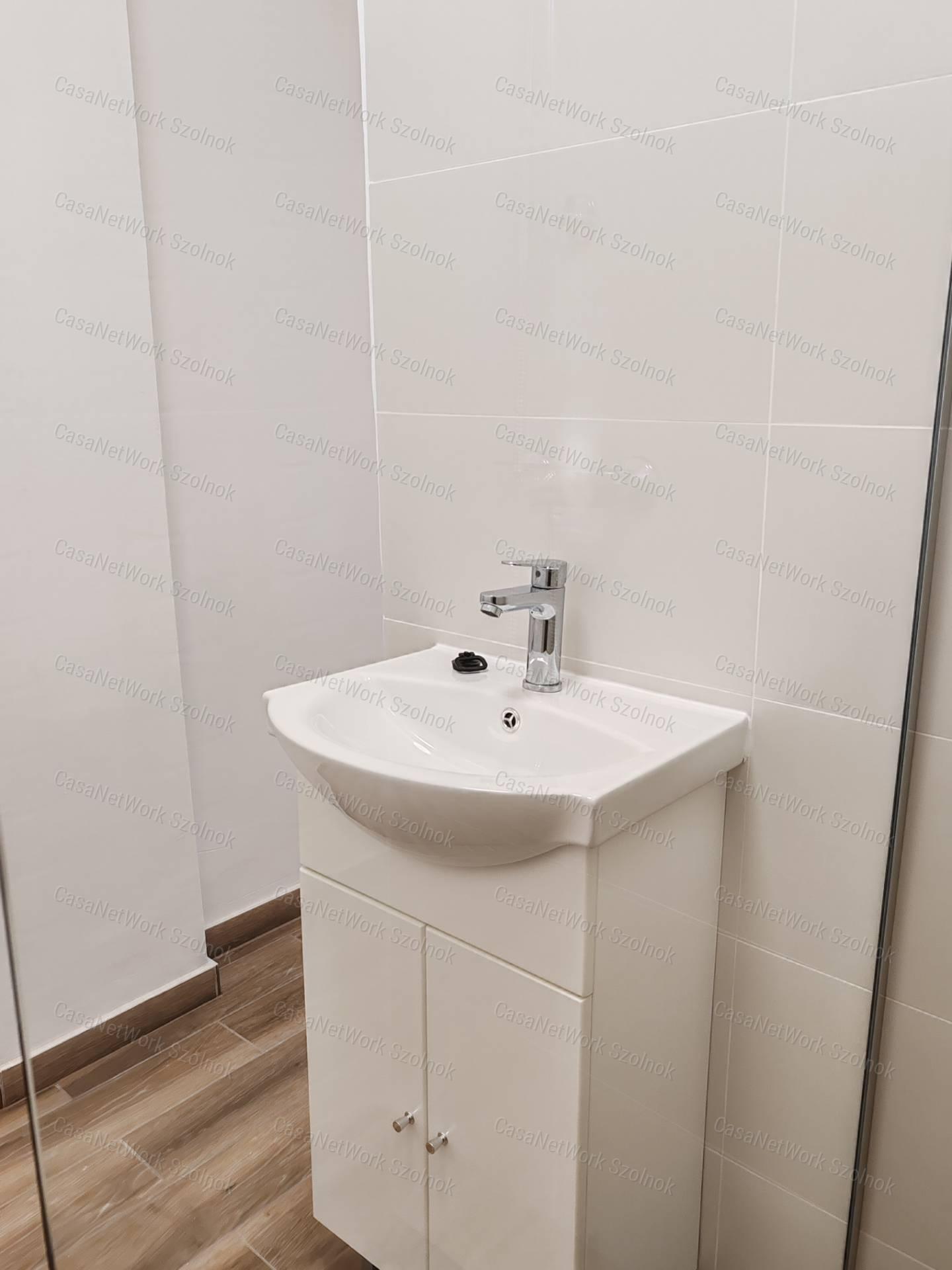 Eladó 1.emeleti felújított lakás Szolnok abszolút belvárosában!