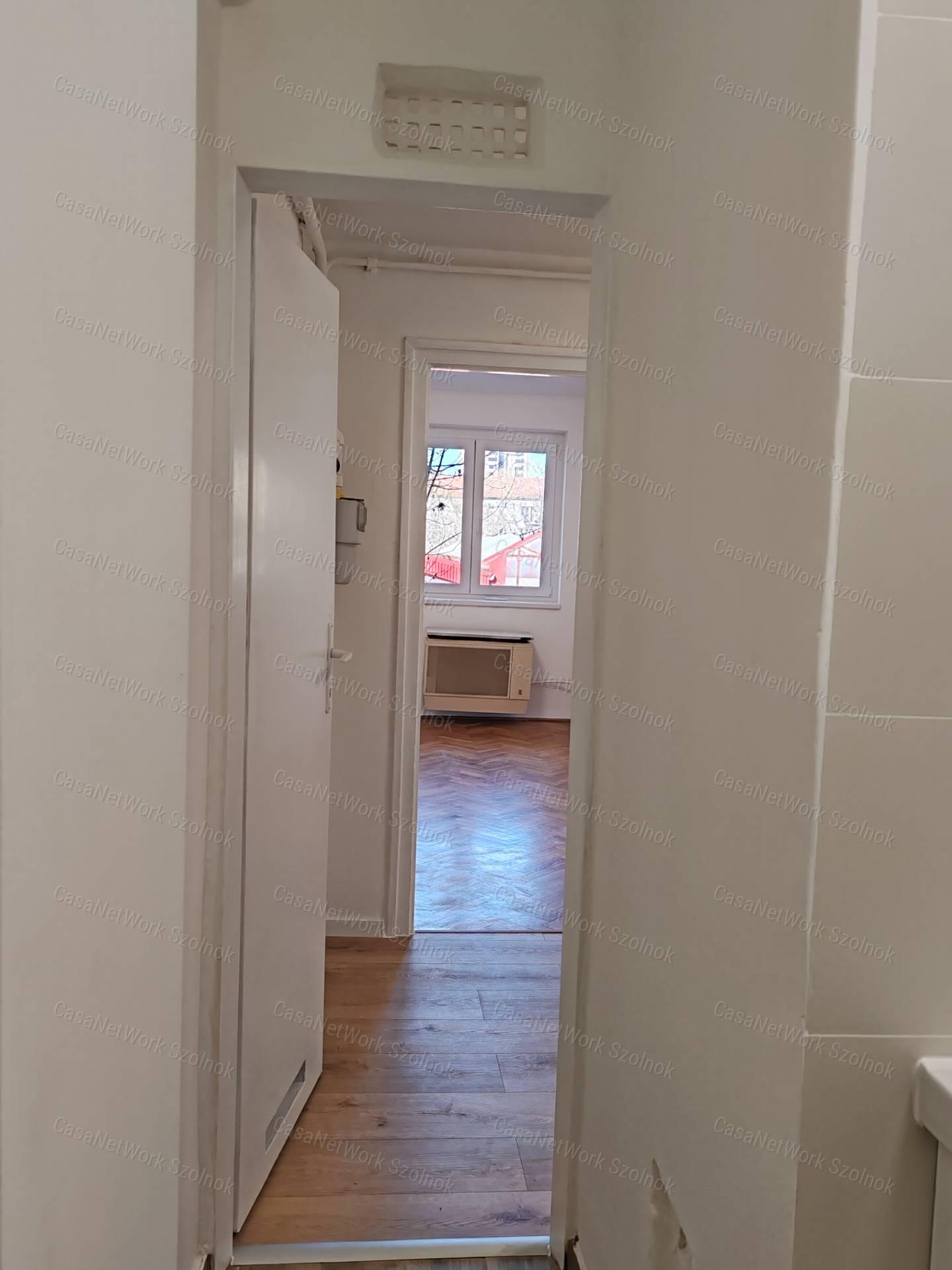 Eladó 1.emeleti felújított lakás Szolnok abszolút belvárosában!