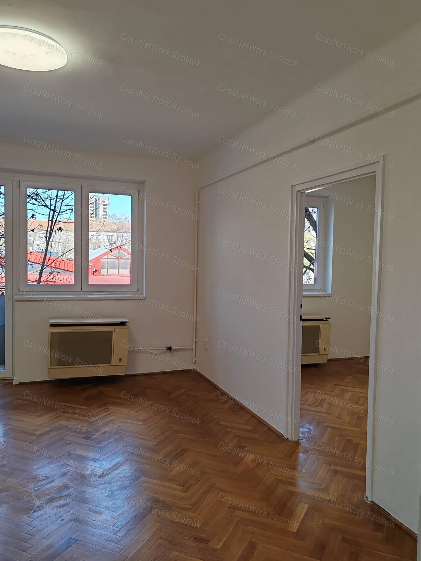 Eladó 1.emeleti felújított lakás Szolnok abszolút belvárosában!
