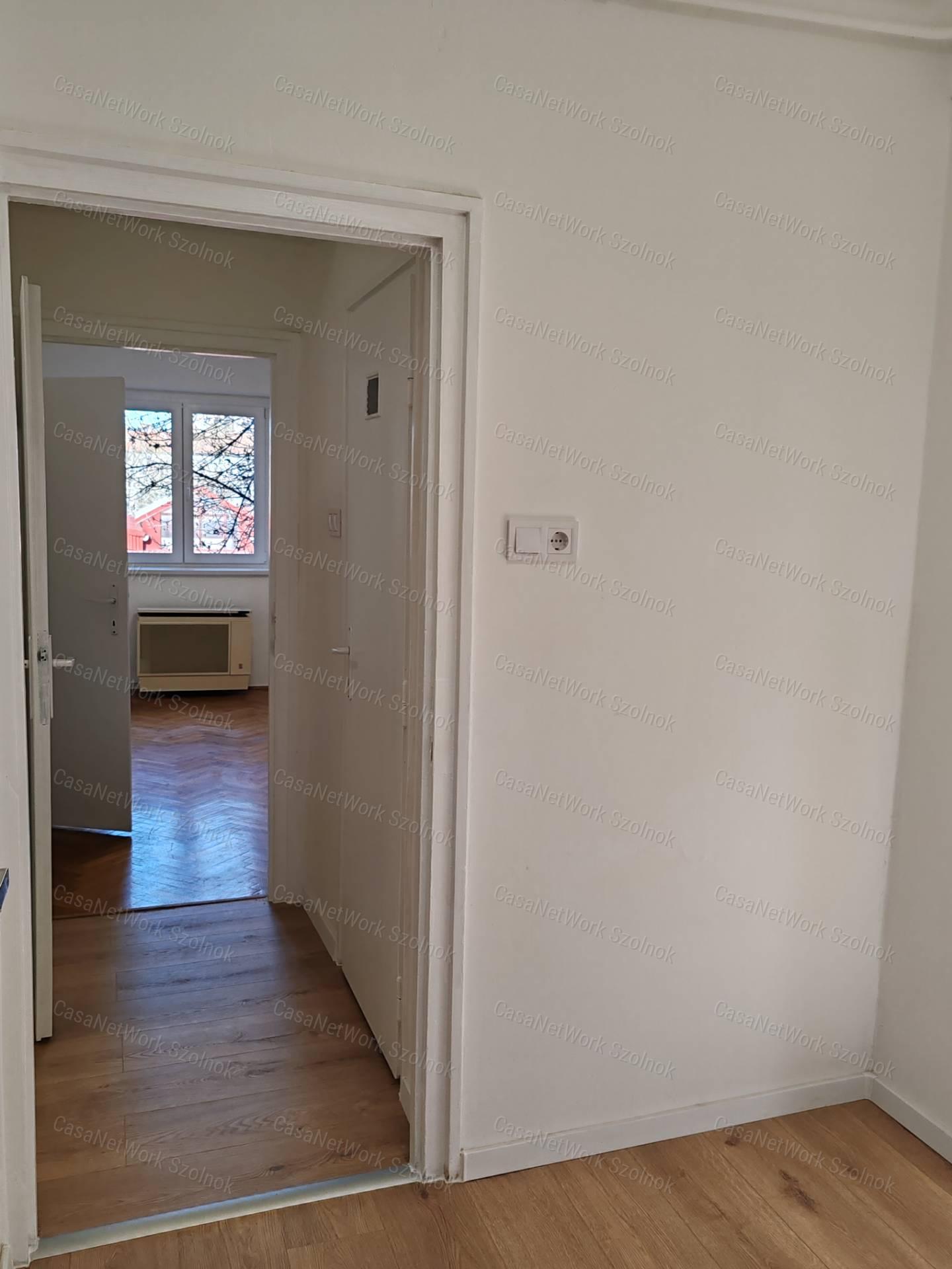 Eladó 1.emeleti felújított lakás Szolnok abszolút belvárosában!