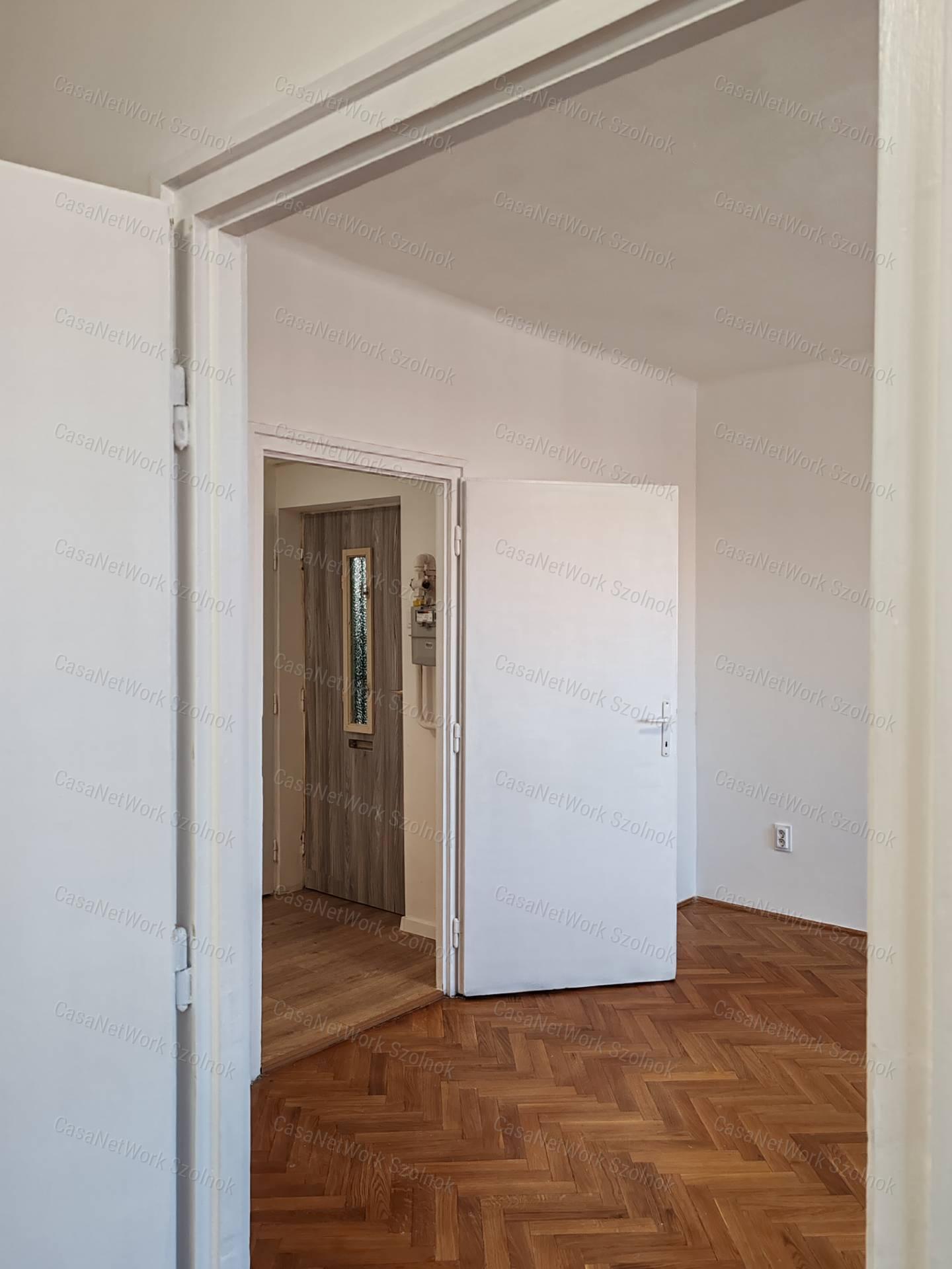 Eladó 1.emeleti felújított lakás Szolnok abszolút belvárosában!