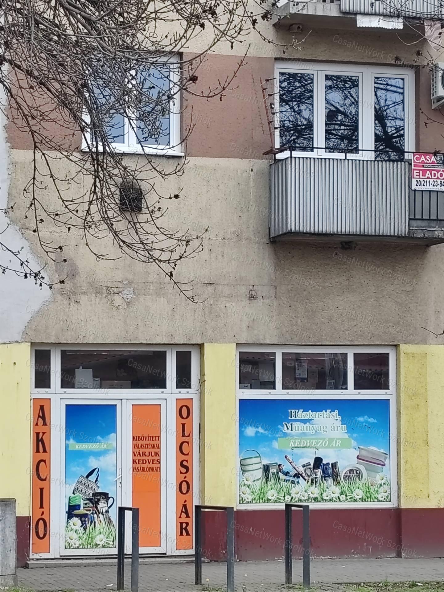 Eladó 1.emeleti felújított lakás Szolnok abszolút belvárosában!