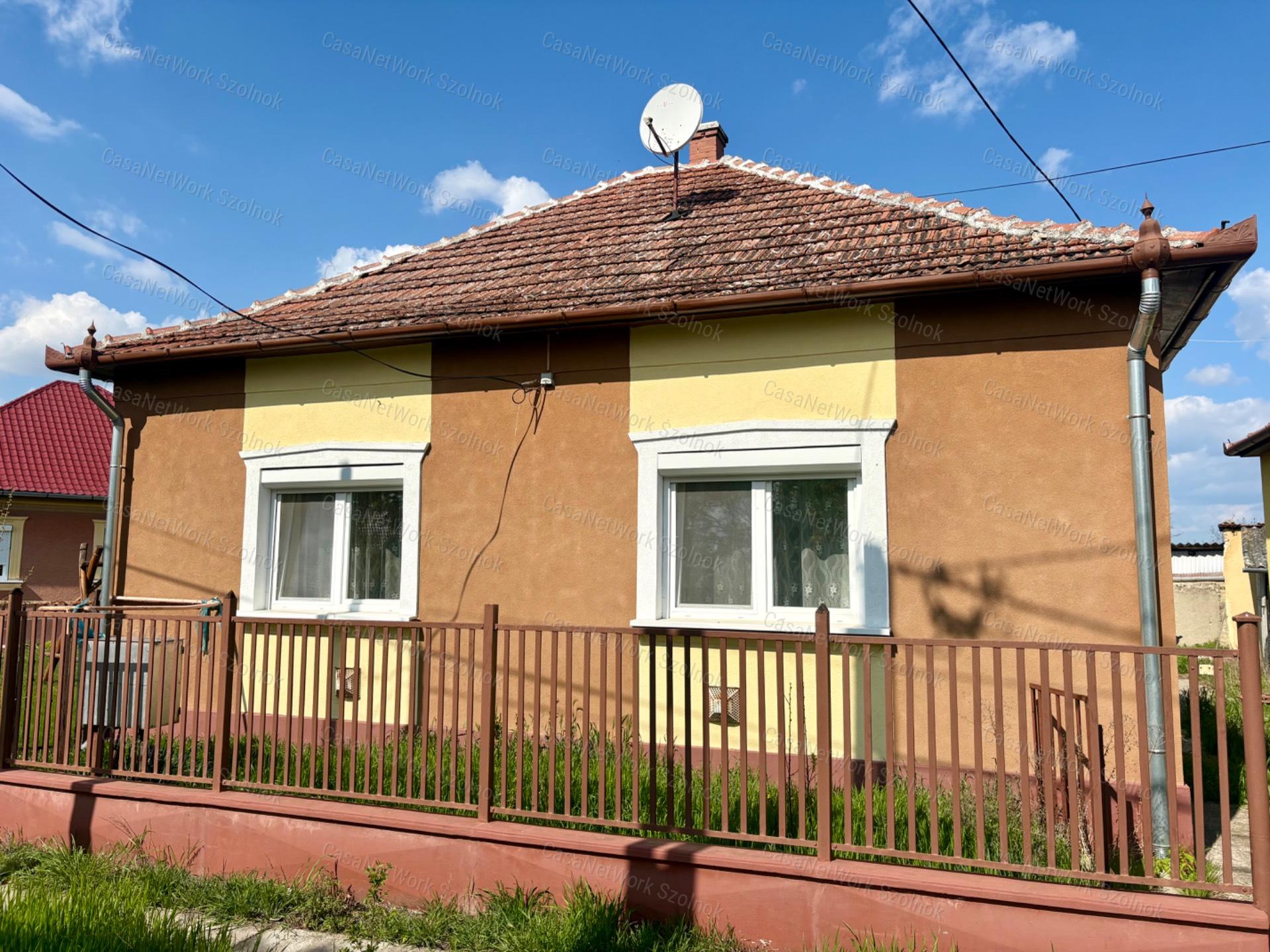 Felújított családi ház eladó Újszászon!