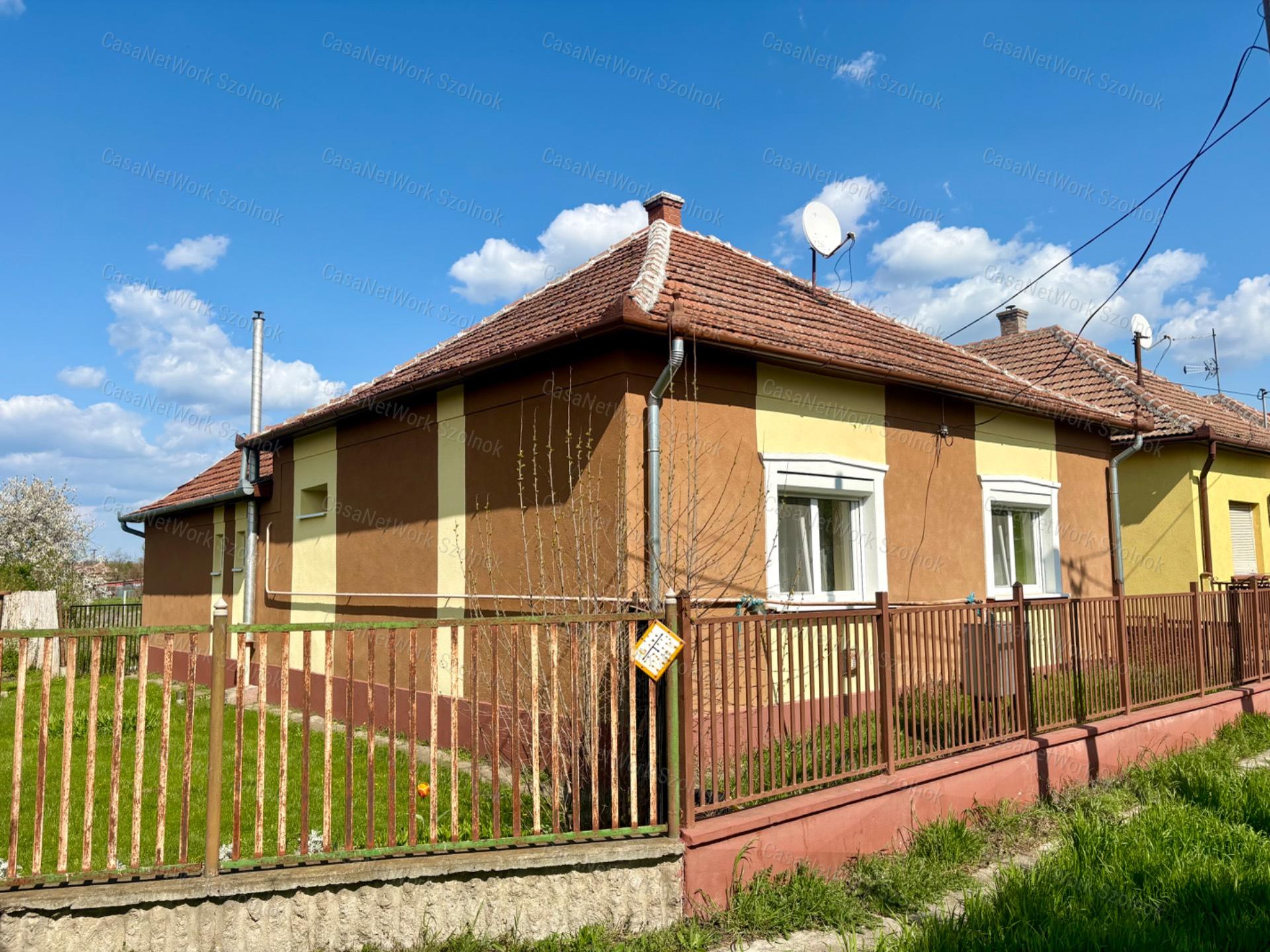 Felújított családi ház eladó Újszászon!