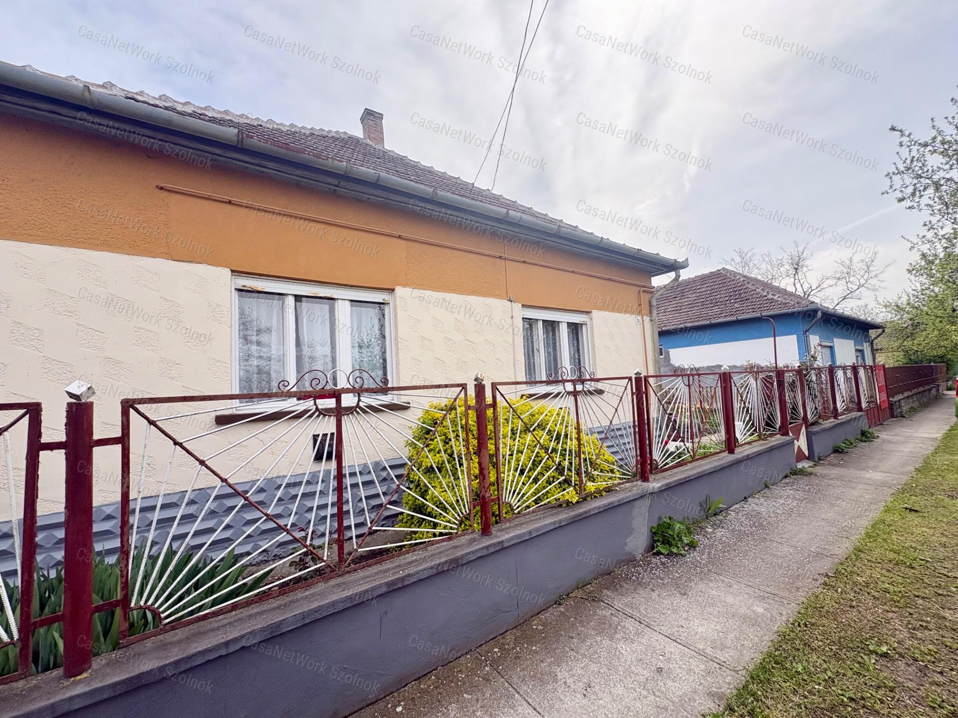 Alattyánon eladó családi ház!