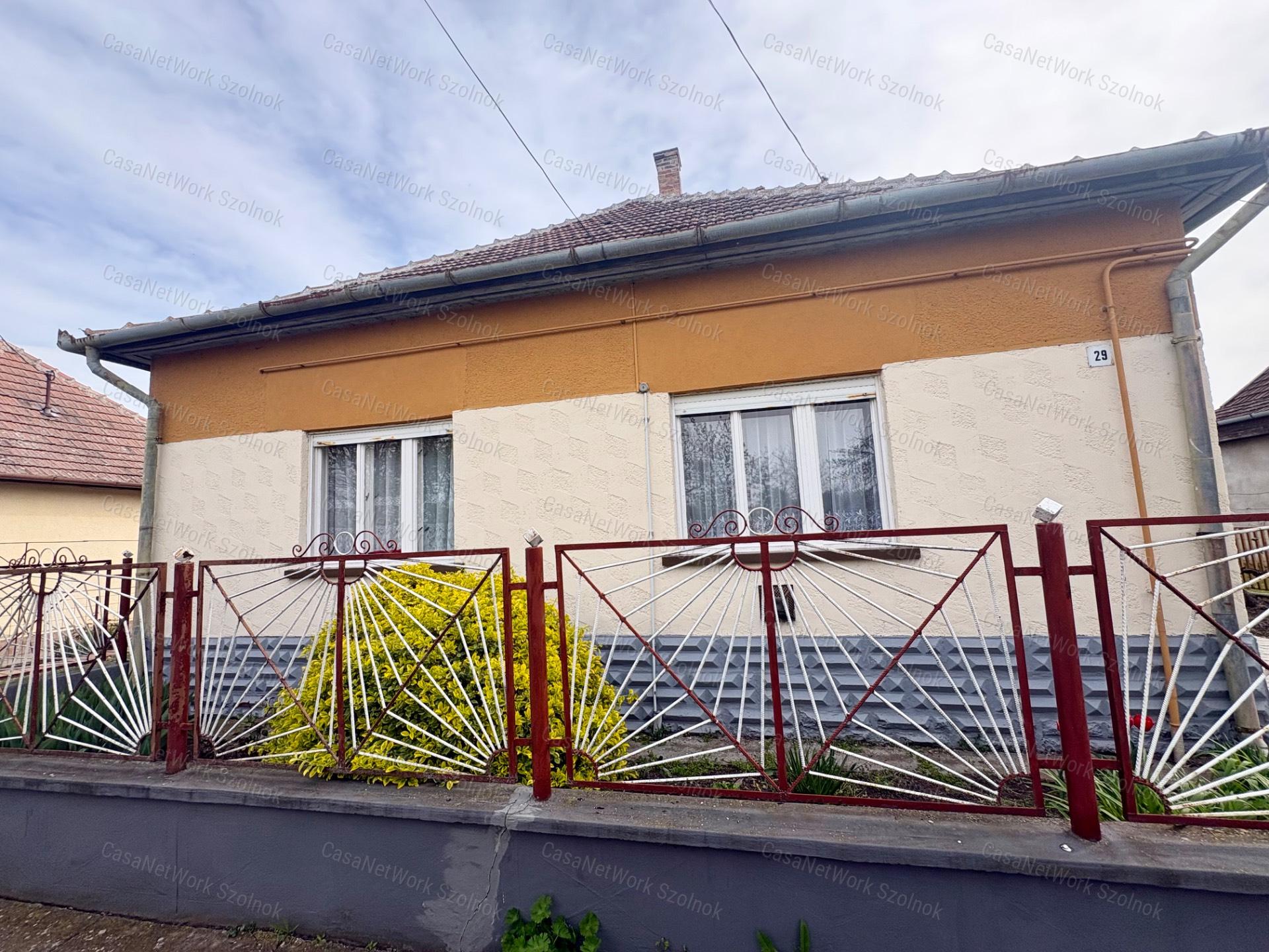 Alattyánon eladó családi ház!