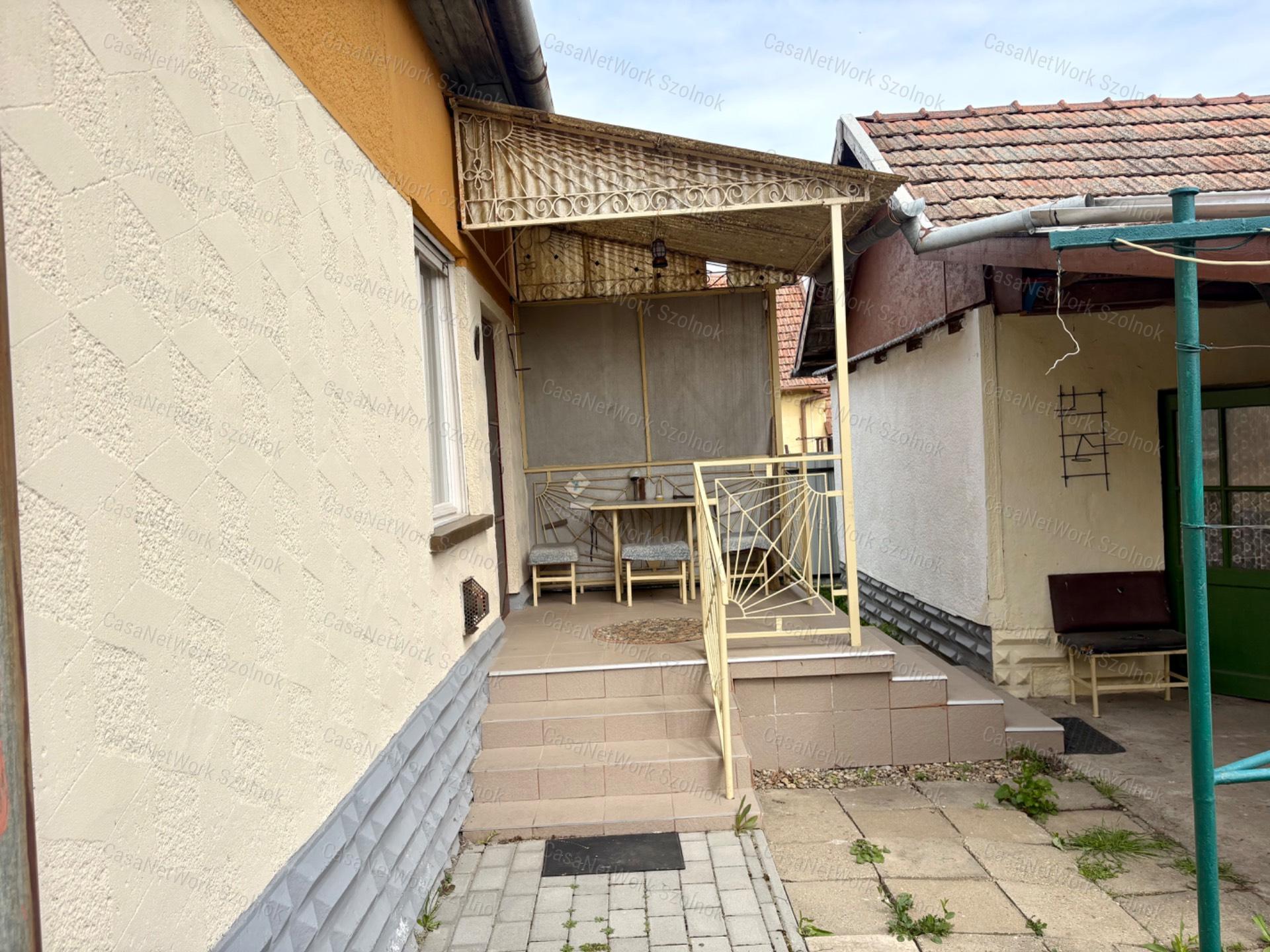 Alattyánon eladó családi ház!