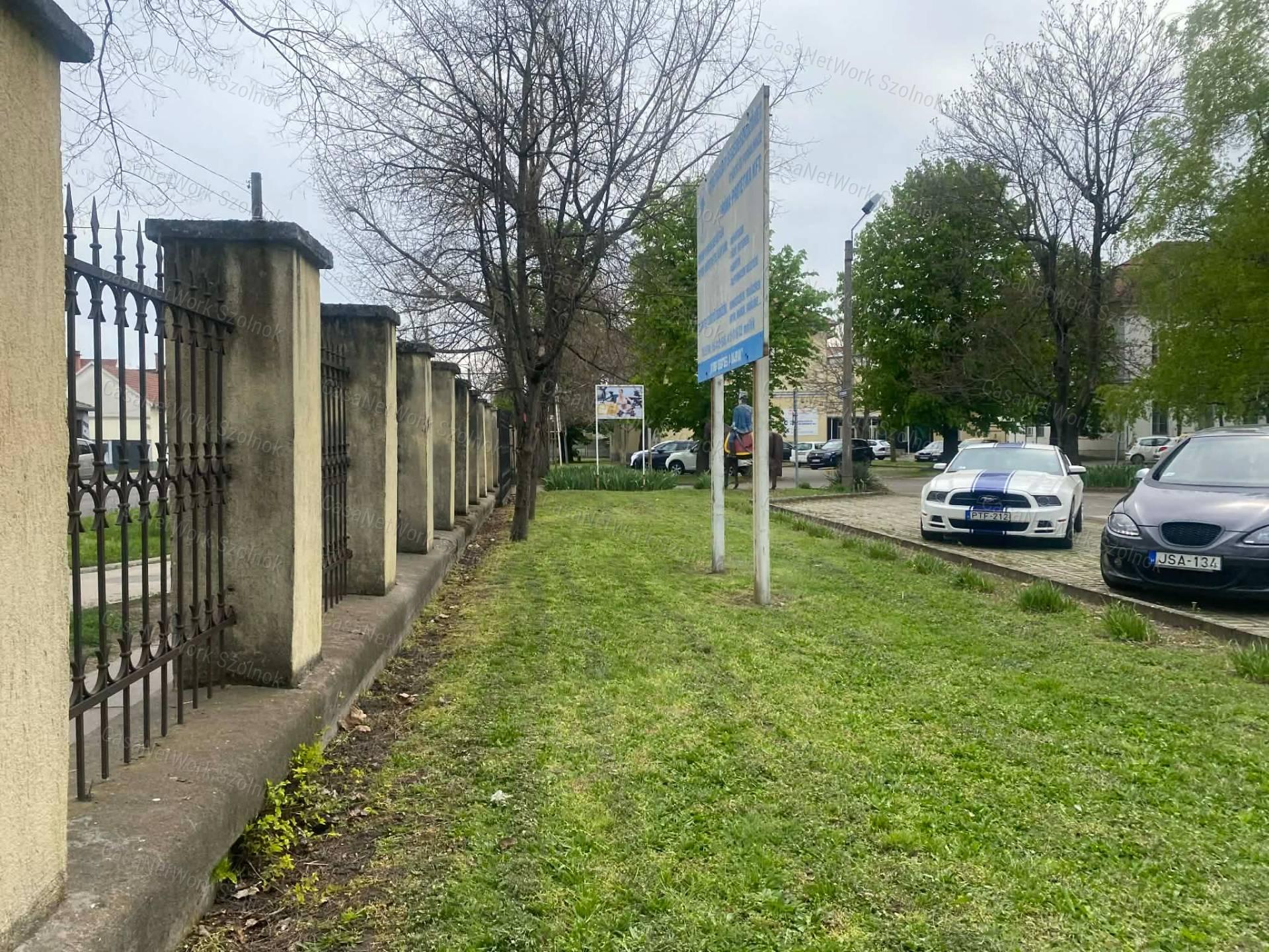 Szolnokon a József A. úton 36 m2-es, 2. emeleti irodahelyiség kiadó