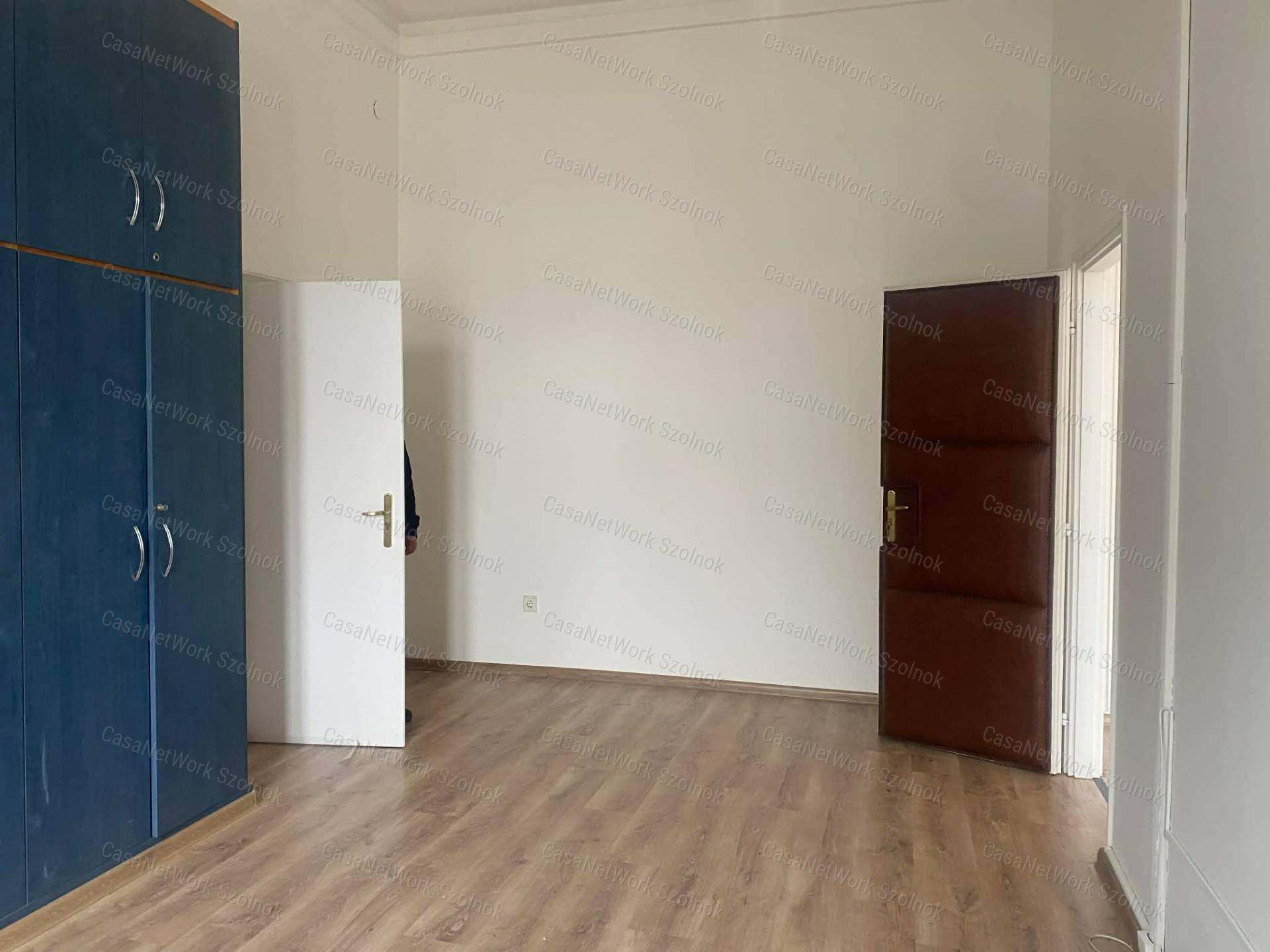 Szolnokon a József A. úton 36 m2-es, 2. emeleti irodahelyiség kiadó